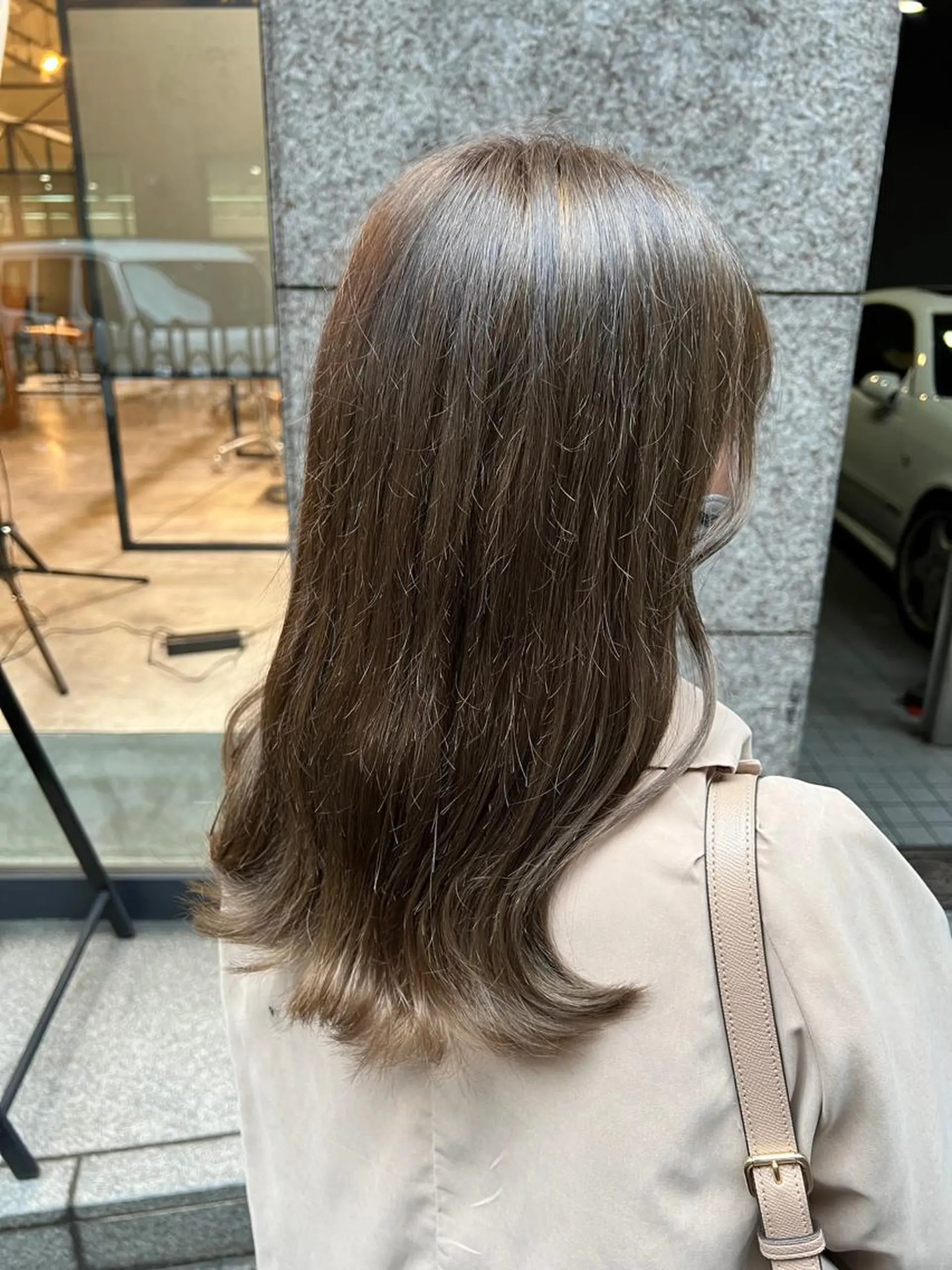 ロング カラー ブリーチ グレージュ ノイシキ サキのヘアスタイル