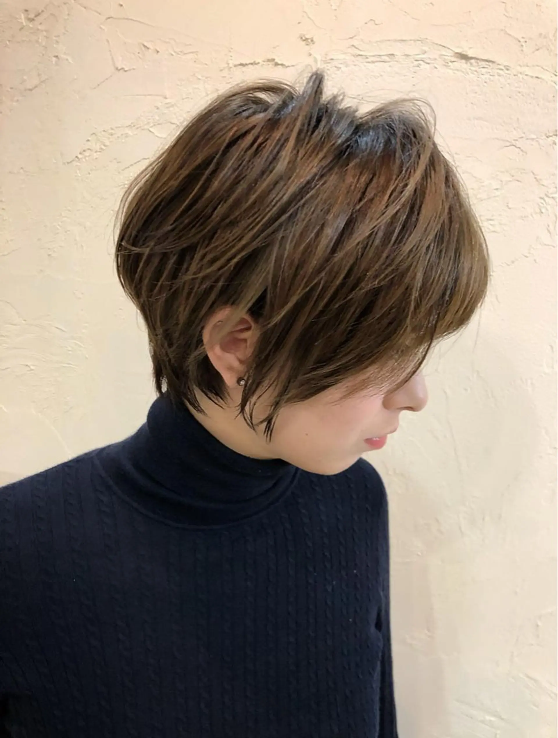ショート 韓国レイヤー外国人風 透明感カラー髪質改善のヘアスタイル