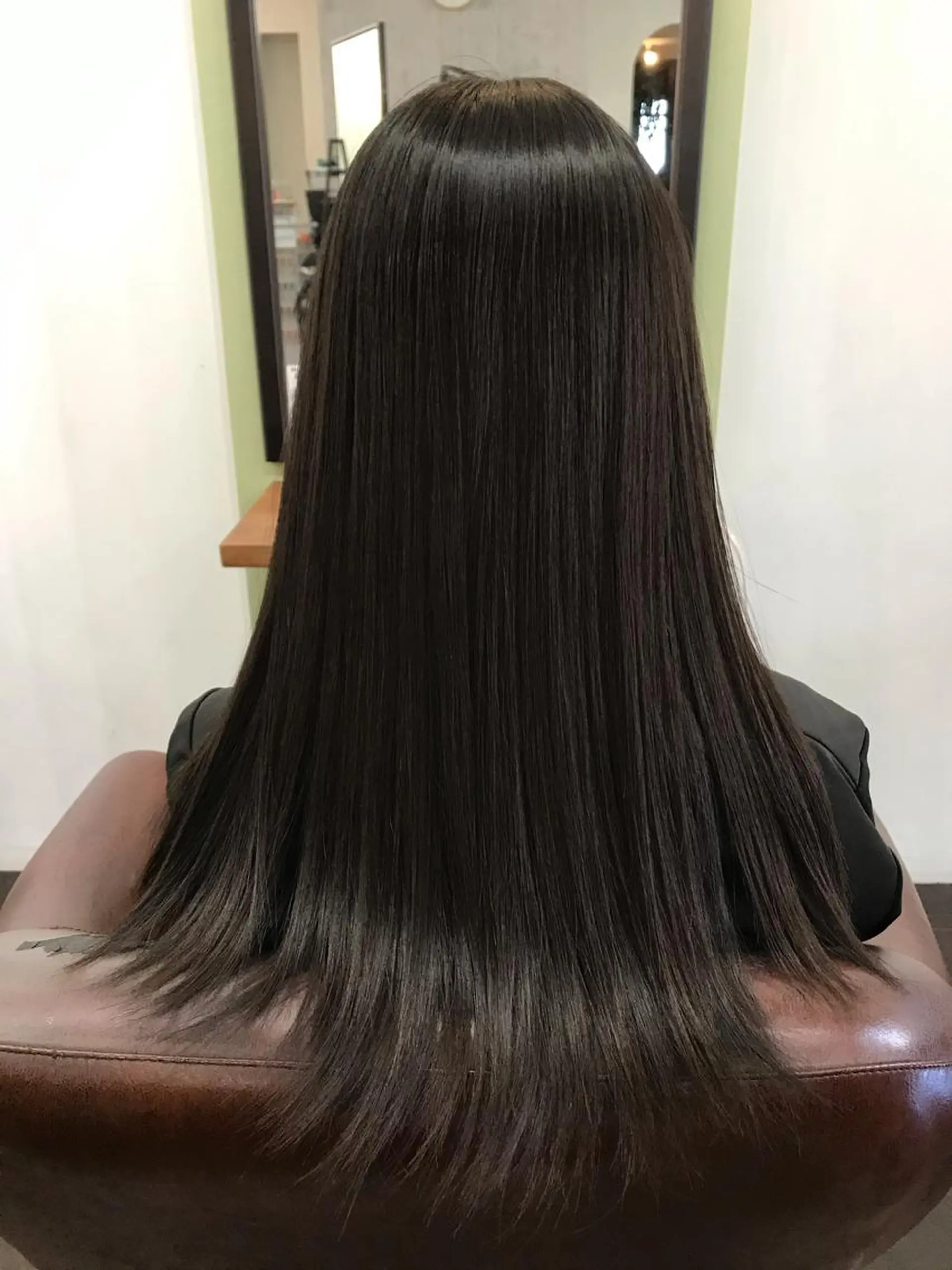 ロング アッシュ アッシュブラウン 斜めバング ハイライト 髪質改善 小久保 淳平のヘアスタイル