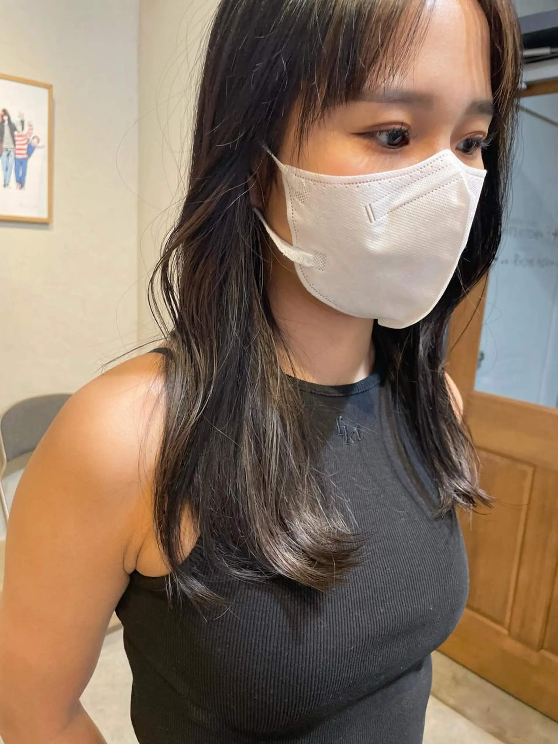 ロング カラー イヤリングカラー ハイライトカラー インナーカラー ハイライト Rin:nel hair所属・Takanishi くすみベージュカラーのヘアスタイル