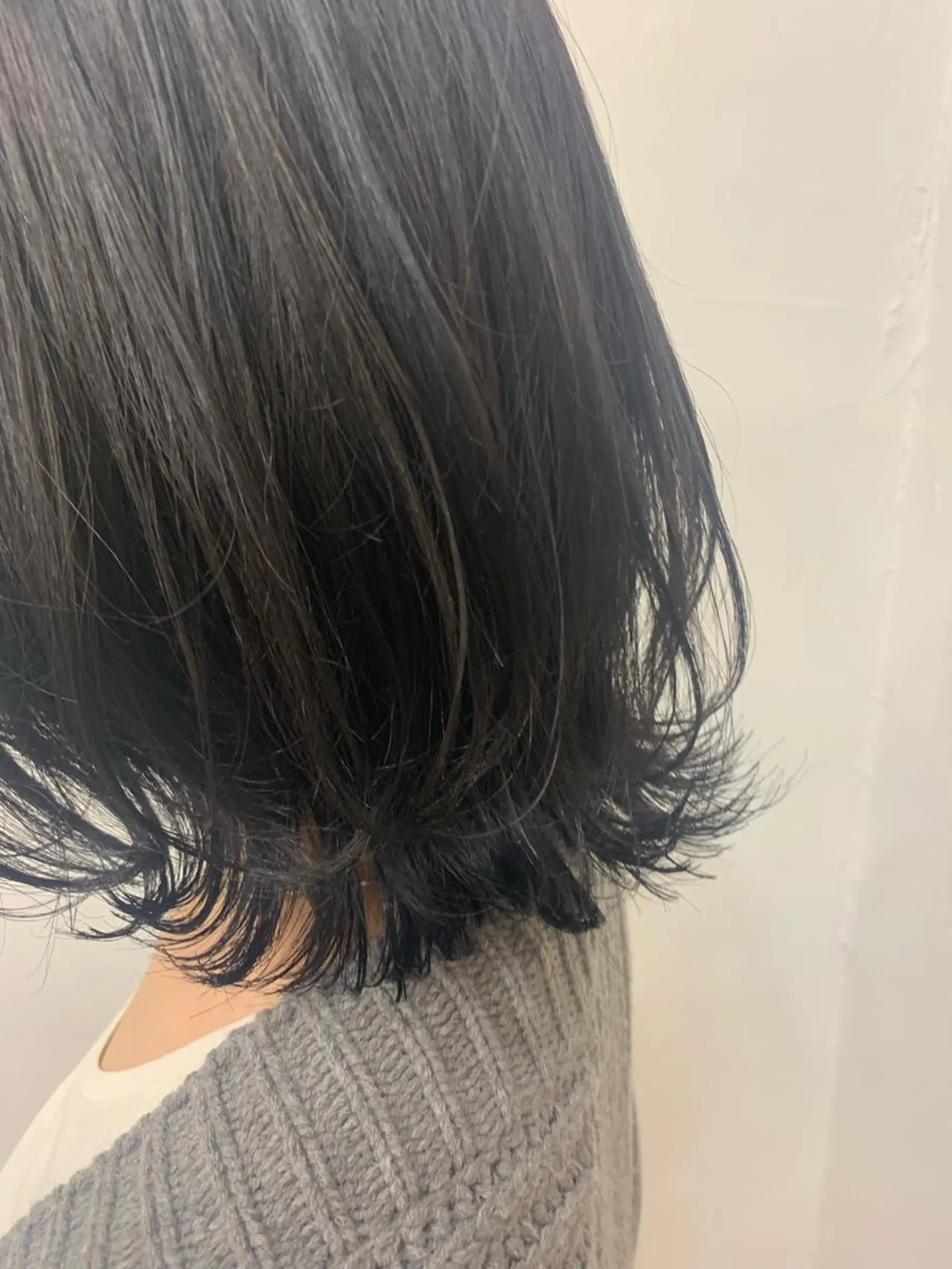 ミディアム 外ハネヘア カット ヘアカラー トリートメント chama レイヤーカットのヘアスタイル