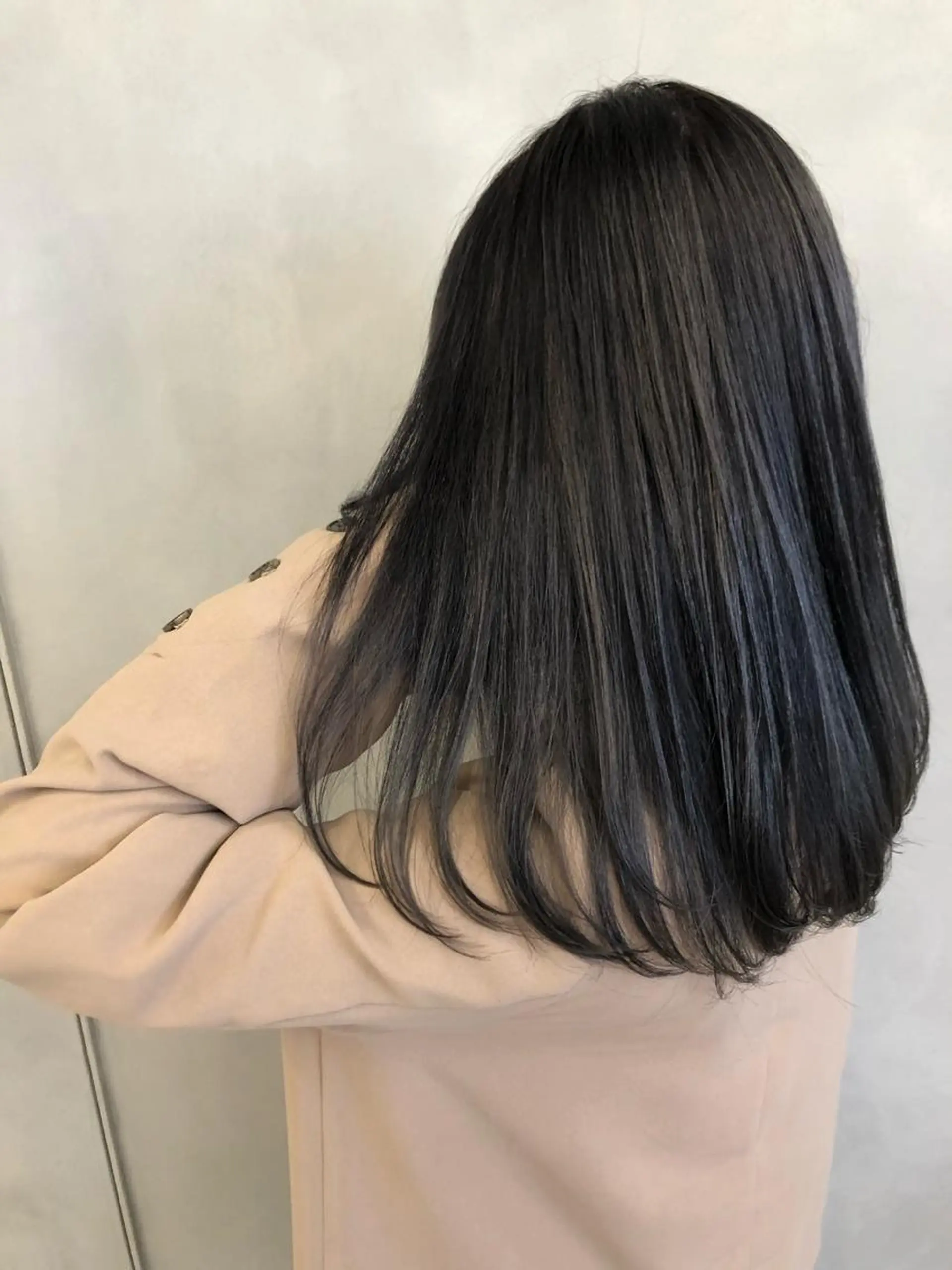 セミロング カラー 黒髪 透明感カラー グレーブラック 艶ハイトーンブリーチ 🌈小林侑雅のヘアスタイル