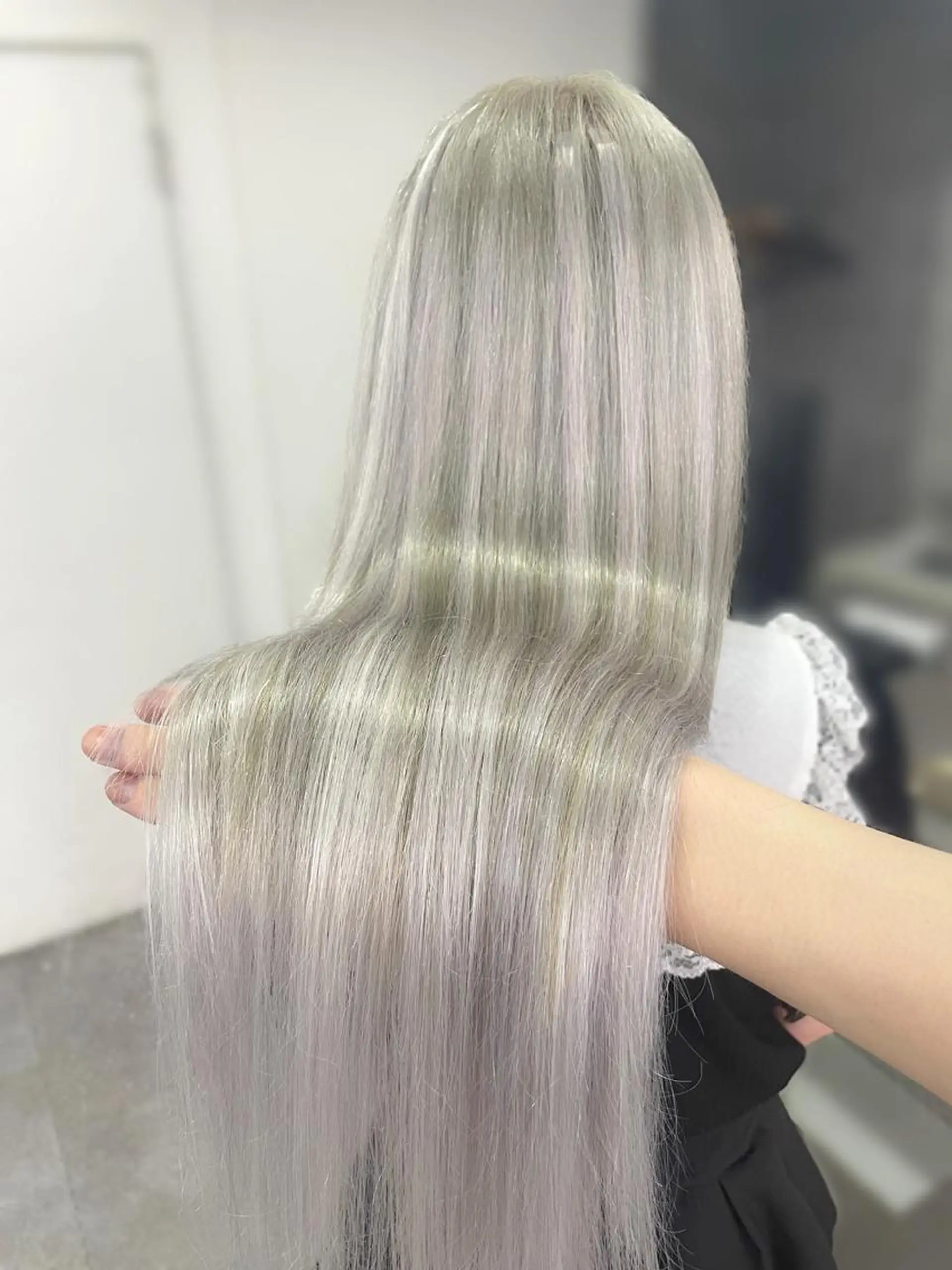 ロング カラー ブリーチ シルバー ホワイトシルバー エクステ 髪質改善 カット ヘアカラー トリートメント エクステ ハイトーンエクステ 🎩カズキ🎩のヘアスタイル