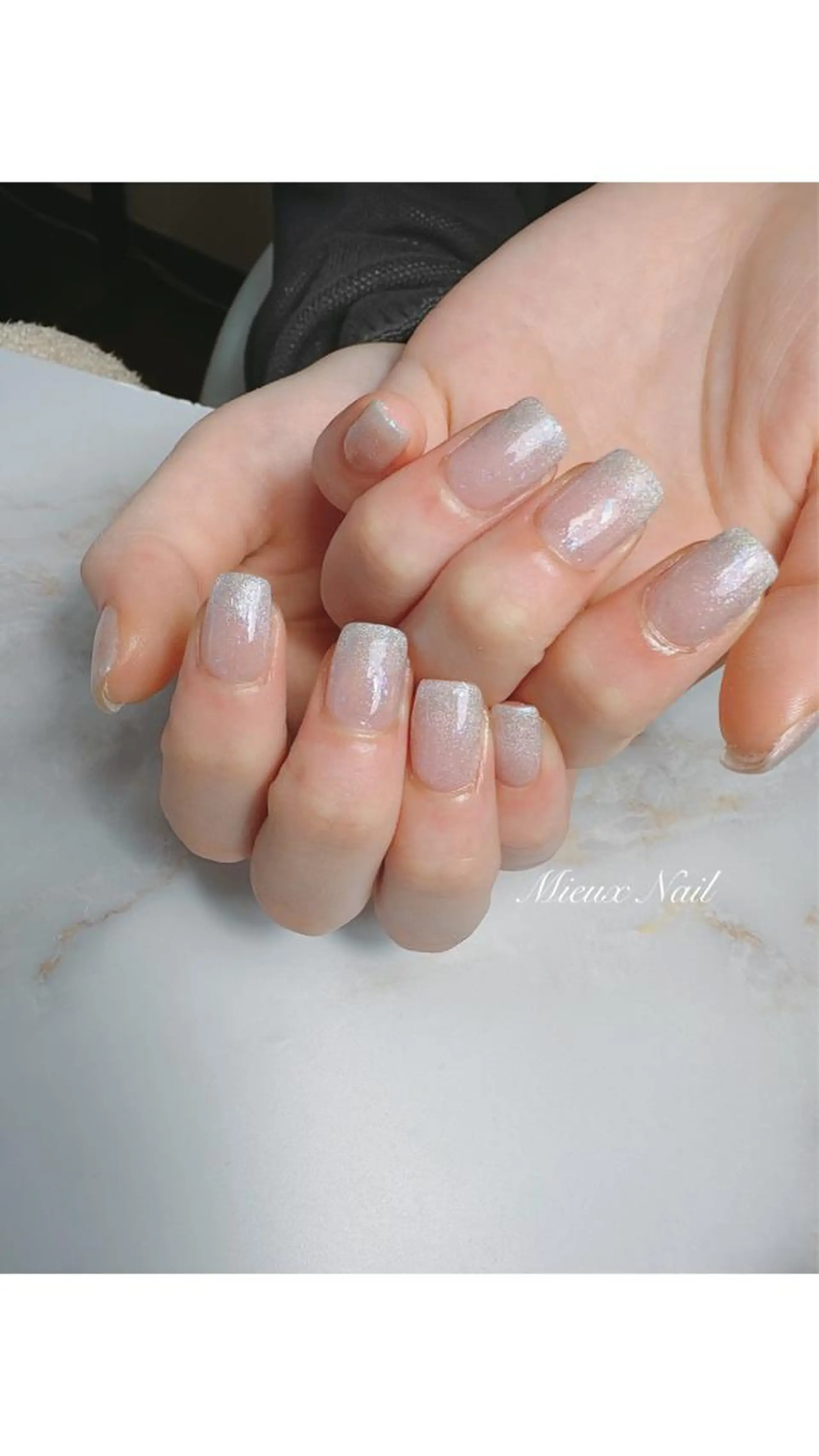 ネイル ブルー マグネットネイル シンプルネイル 春ネイル ホワイト ハンドネイル 市川 麻衣子のネイルデザイン