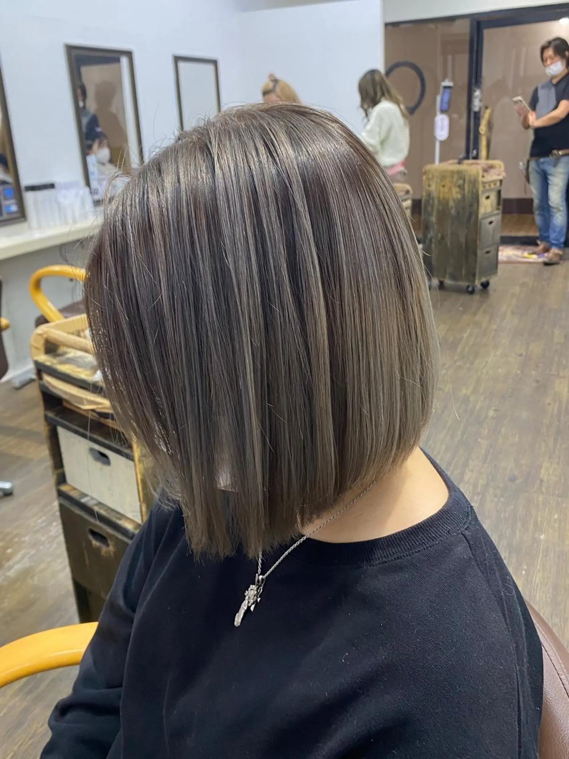 ショート カラー バレイヤージュ ブリーチ 透明感カラー ハイトーンカラー レイヤーカット XELVE所属・髪質改善♠️ KENTAROのヘアスタイル