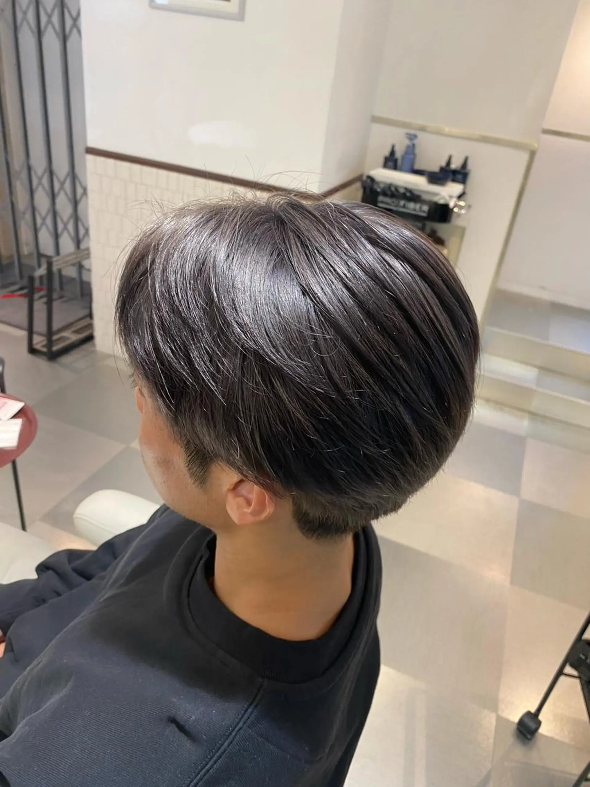 カラー メンズ メンズブリーチ アッシュ 黒髪 ブリーチ 透明感カラー コテ巻き風パーマ 藤澤　知彌のヘアスタイル