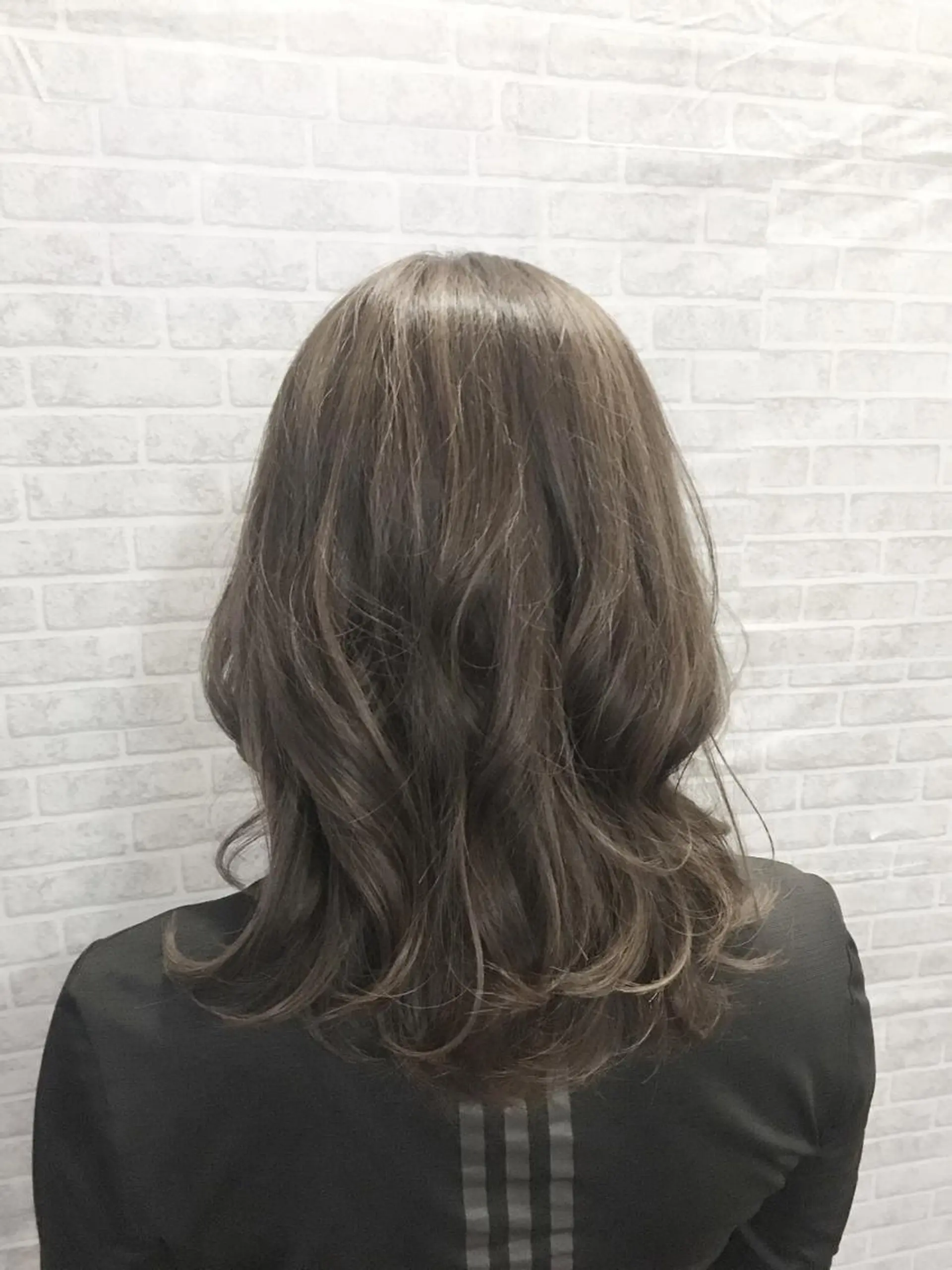 ミディアム 足立 磨咲のヘアスタイル