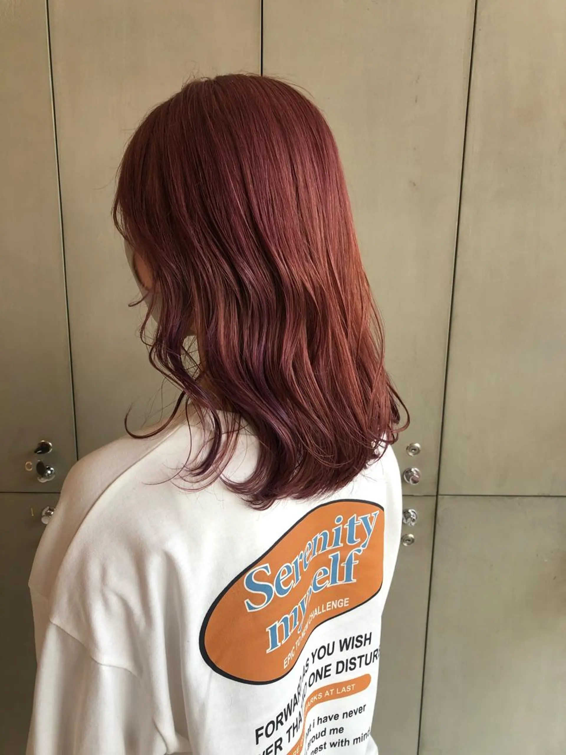 セミロング カラー ブリーチ ピンクカラー 古屋 花織のヘアスタイル