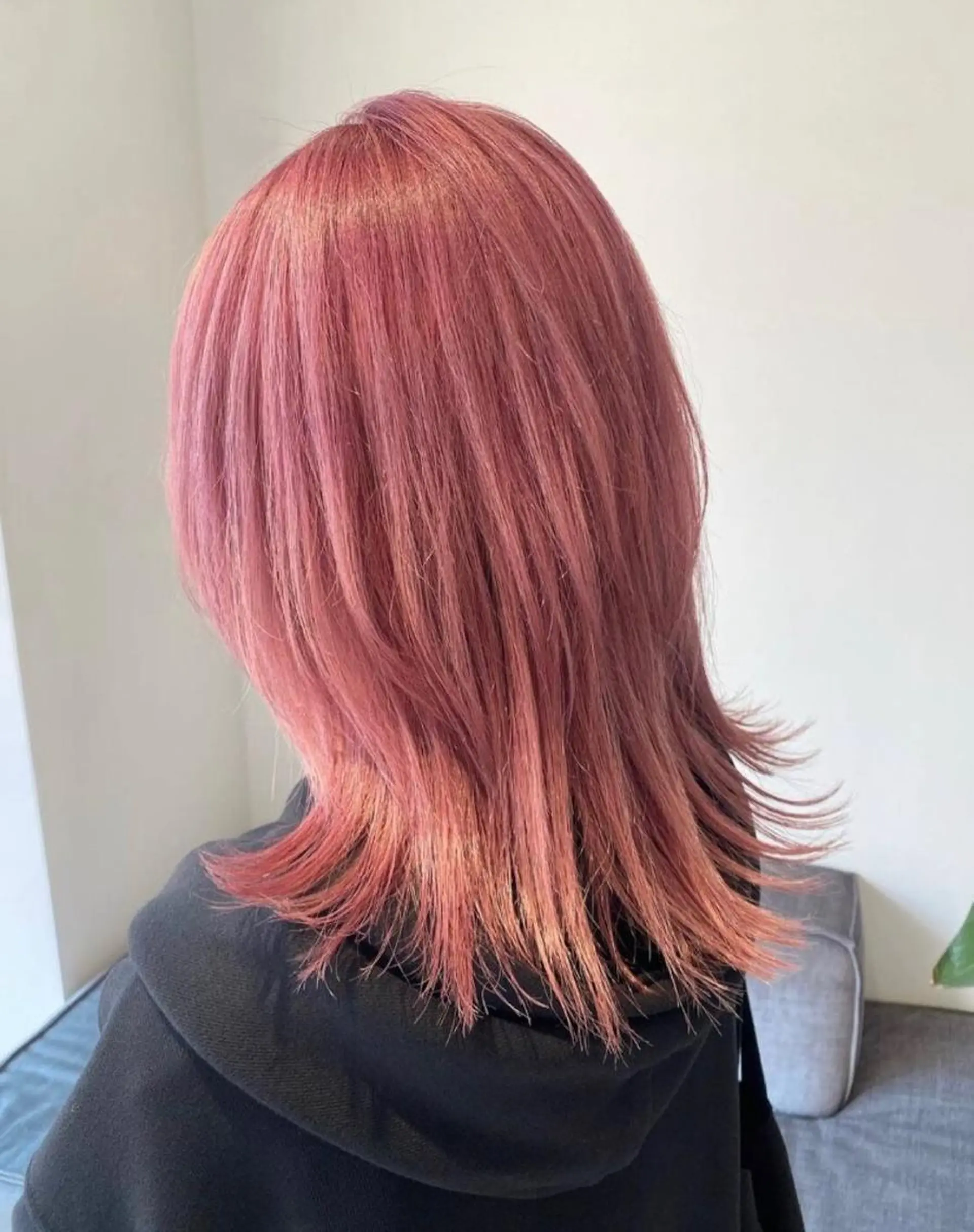 セミロング カラー ブリーチ ピンクカラー サキ🤍ハイトーン 🩰くびれ巻きヘアのヘアスタイル