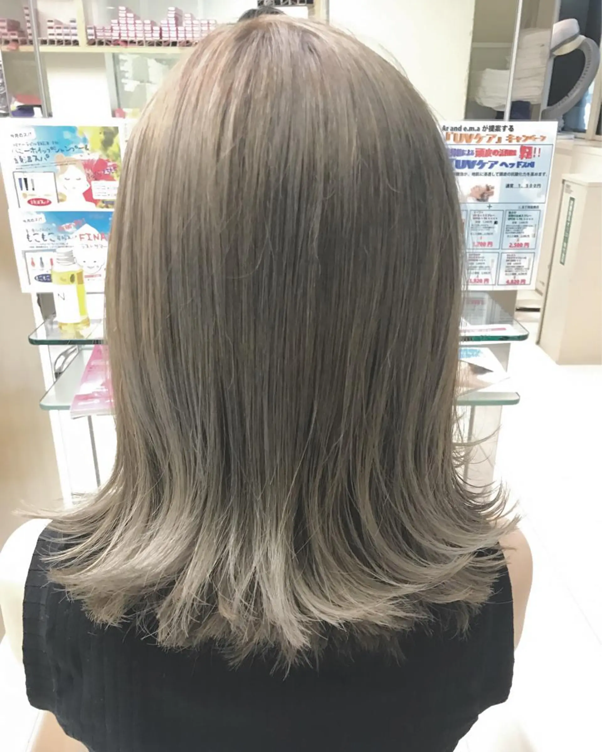 ミディアム カラー アッシュ ベージュカラー AILEE所属・ウルフカット レイヤーカット上柿のヘアスタイル