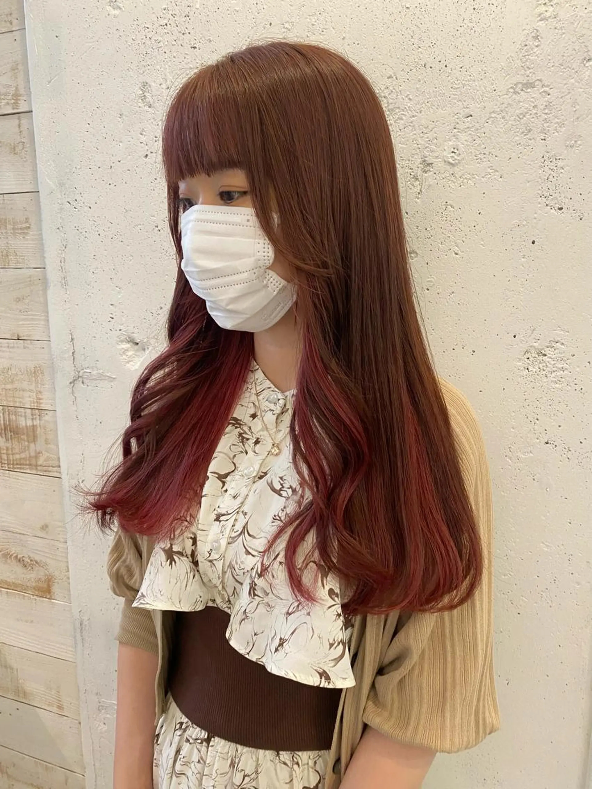 ロング ピンクブラウン ブリーチなしカラー レイヤーカットのヘアスタイル