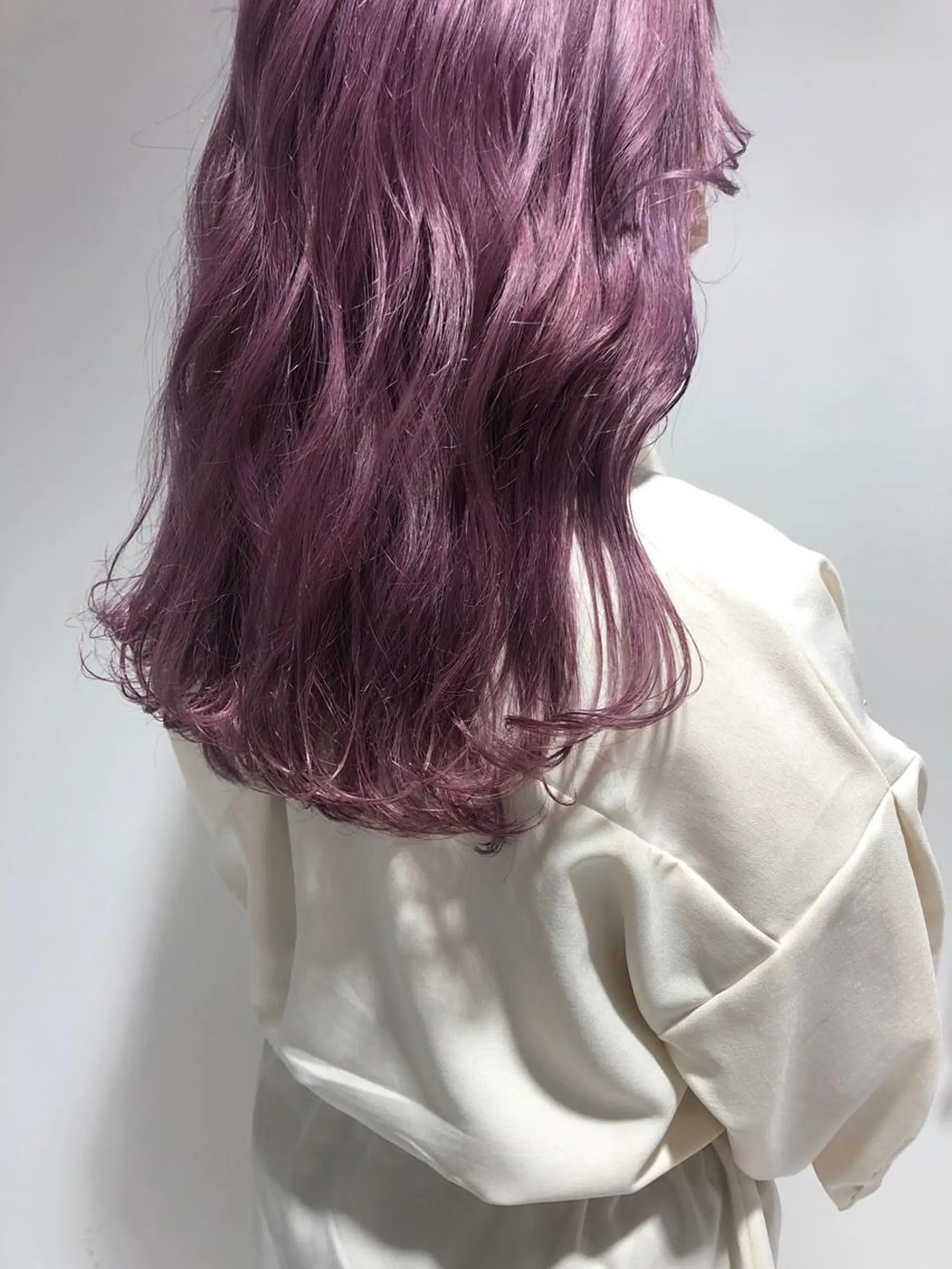 ロング カラー ブリーチ カット ヘアカラー 岩田 萌那のヘアスタイル