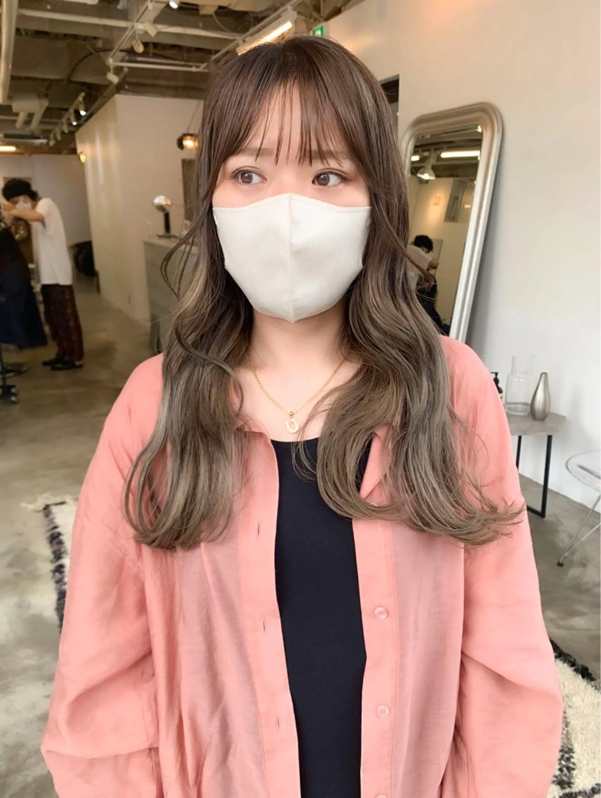 ロング カラー バレイヤージュ ブリーチ レイヤーカット 小森 祐希のヘアスタイル