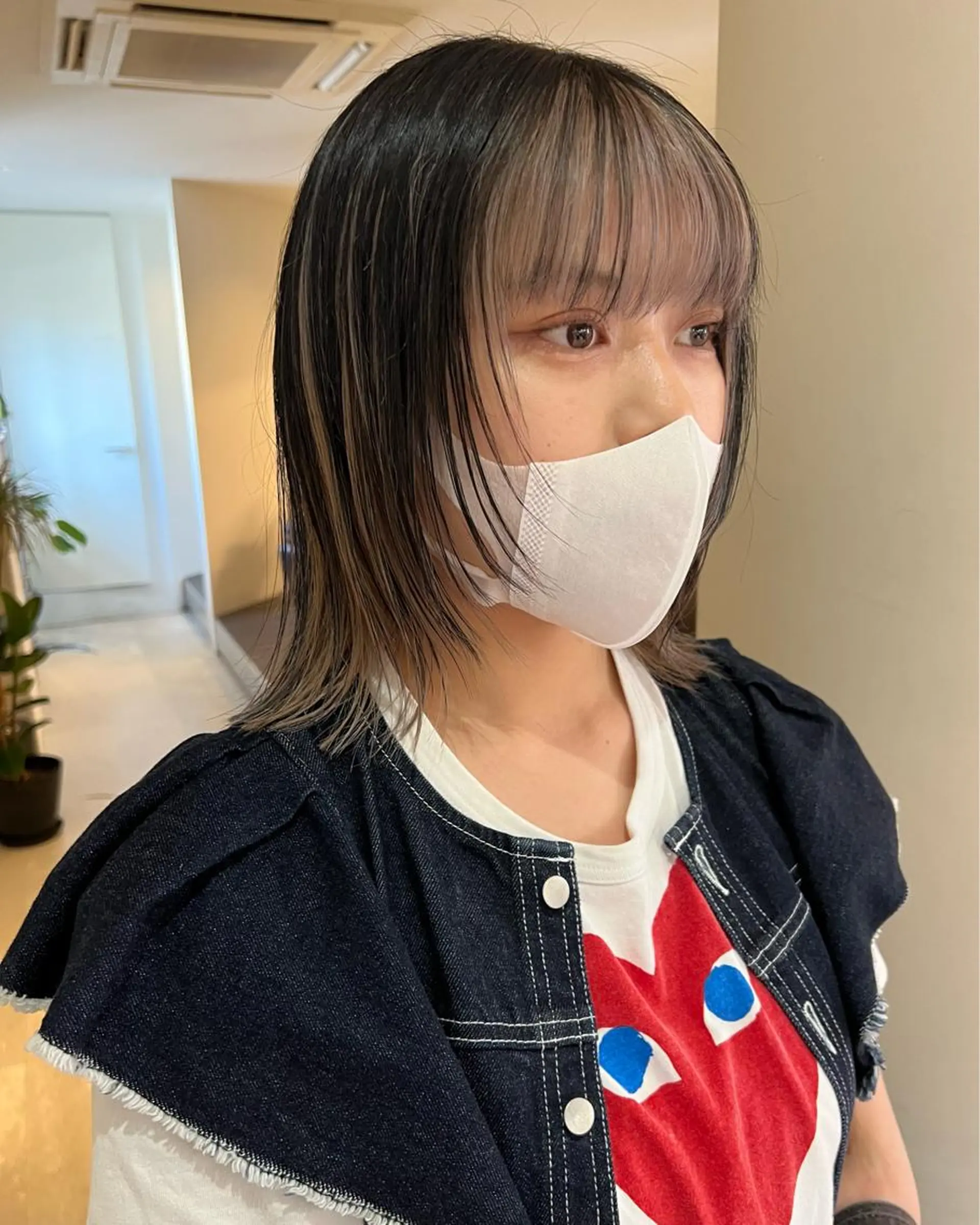 ミディアム カラー デザインカラー インナーカラー ボブ ウルフカット ウルフボブ RAIMA ハイトーン/ベージュのヘアスタイル