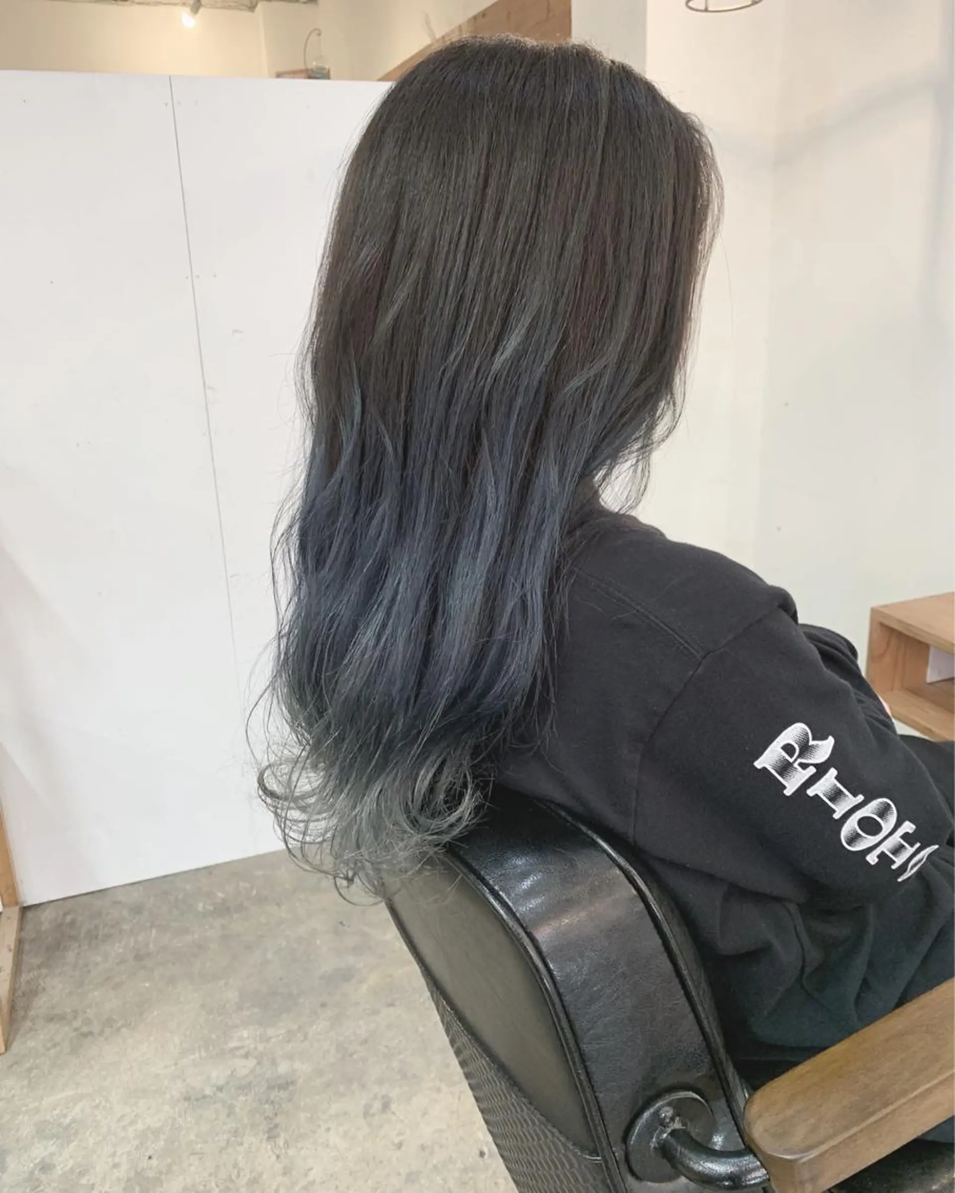 ロング カラー バレイヤージュ ネイビーカラー レイヤーカット LEB所属・下河 宗太のヘアスタイル