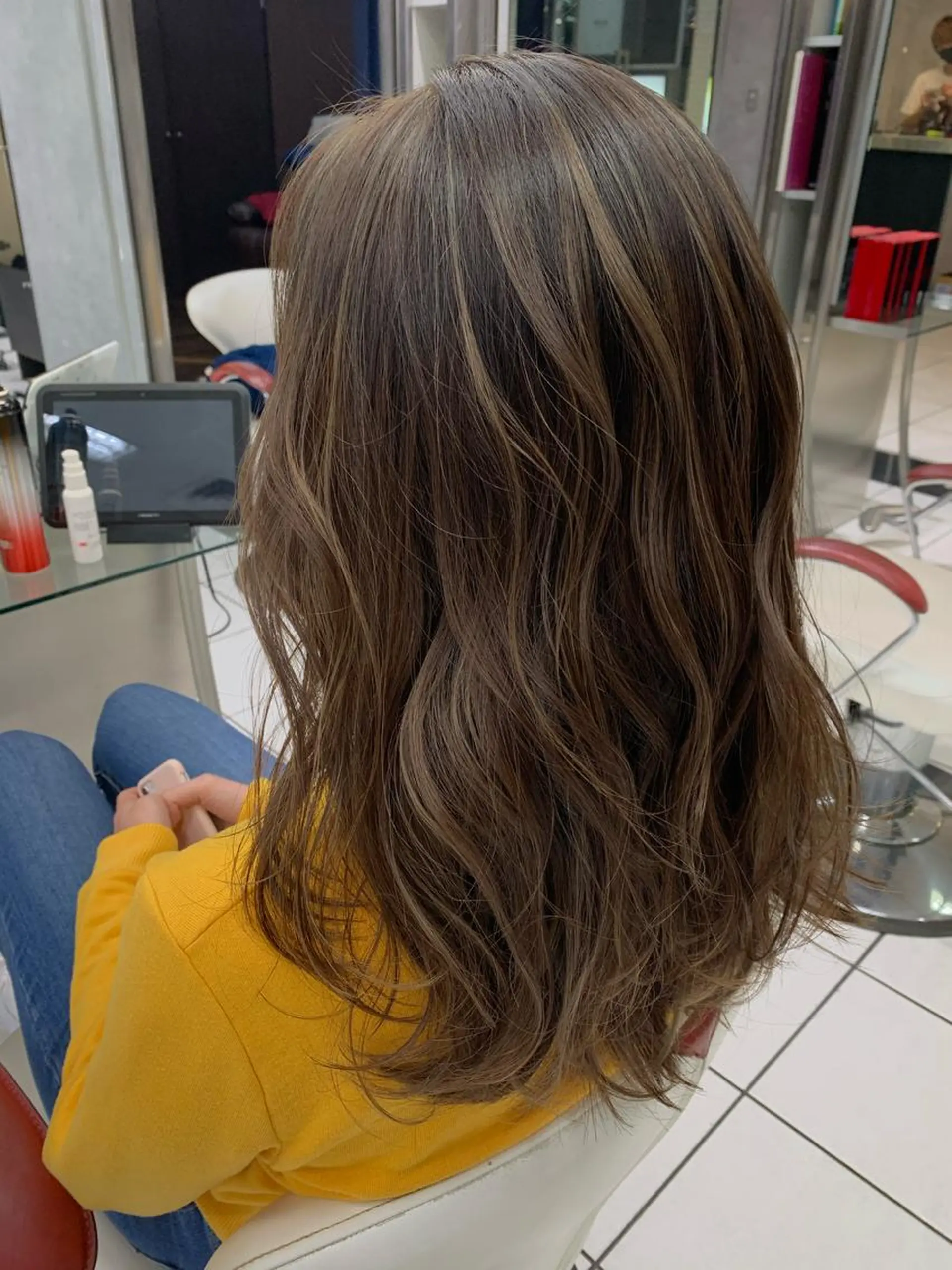 セミロング カラー ブリーチ デザインカラー ハイライトカラー ハイライト アートディレクター 尾内 友美のヘアスタイル