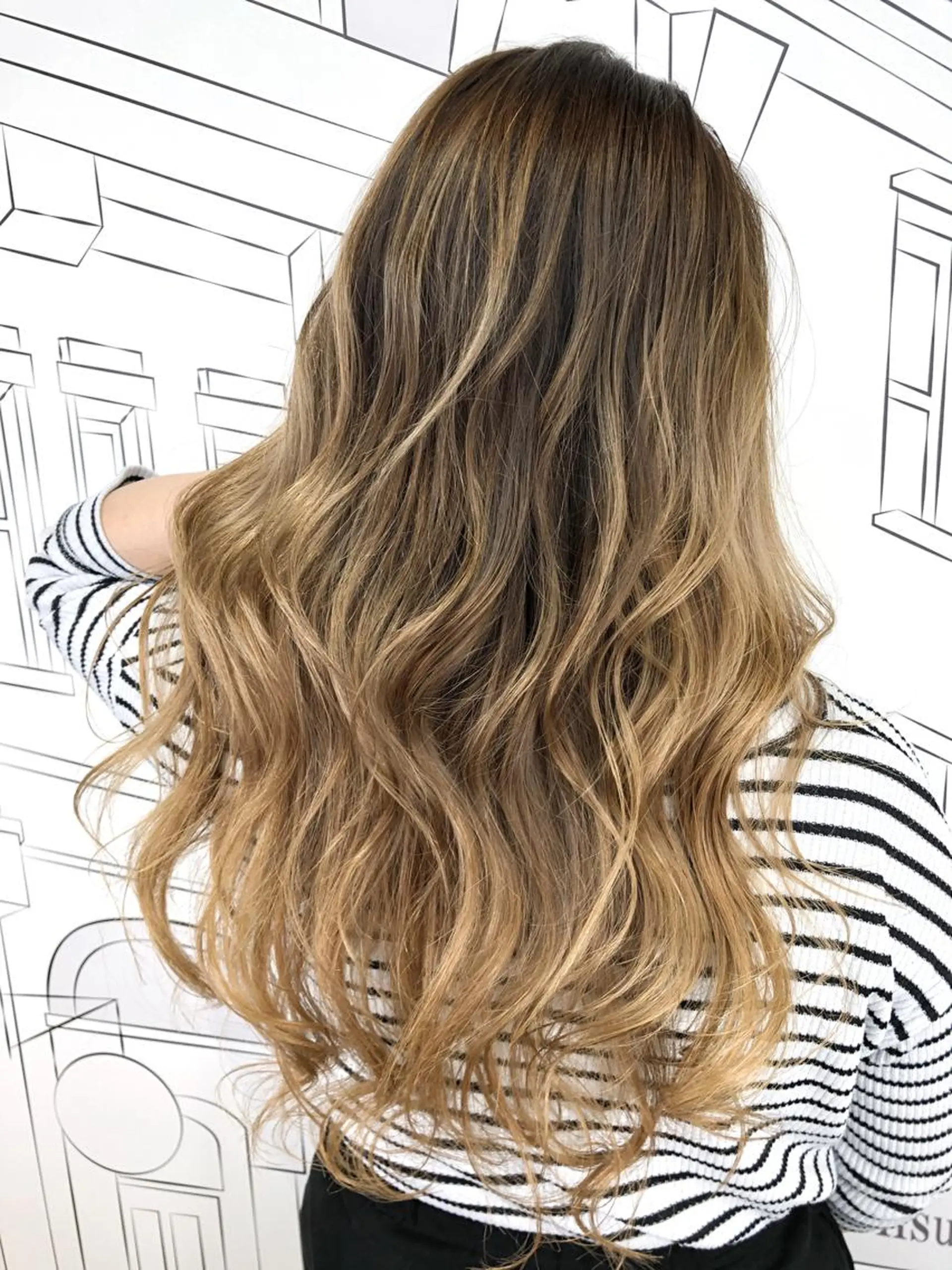 セミロング カラー バレイヤージュ ブロンド グラデーションカラー レイヤーカット レイヤー⭐️カラー ⭐️平川雅史のヘアスタイル