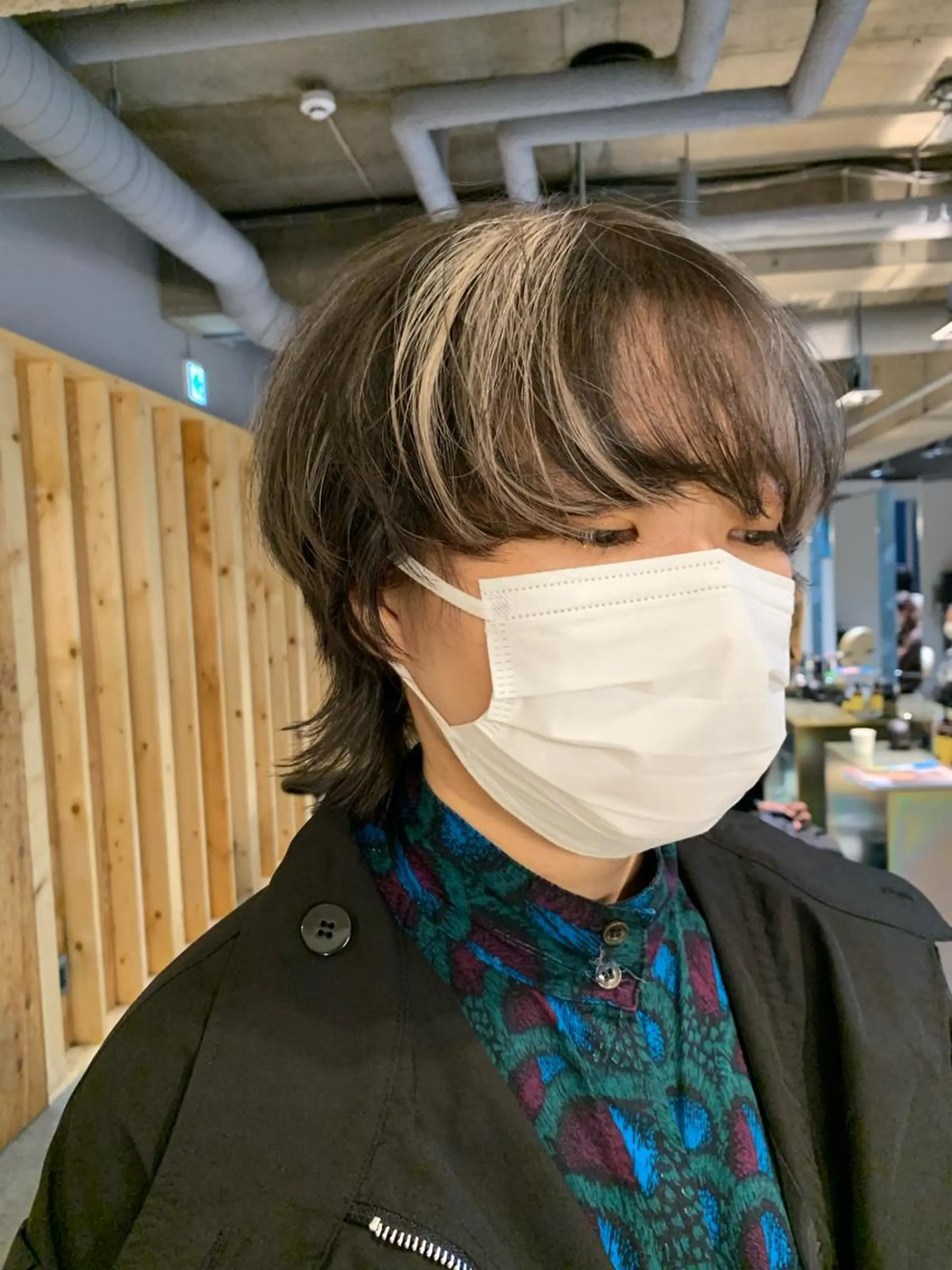 ミディアム カラー メッシュ ウルフカット tension 【テンション】のヘアスタイル