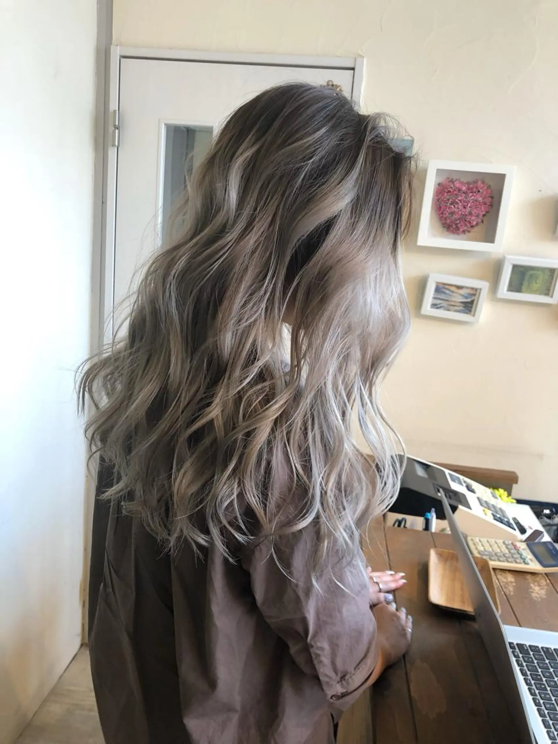 ロング レイヤーカット カット ヘアカラー 韓国レイヤー外国人風 透明感カラー髪質改善のヘアスタイル