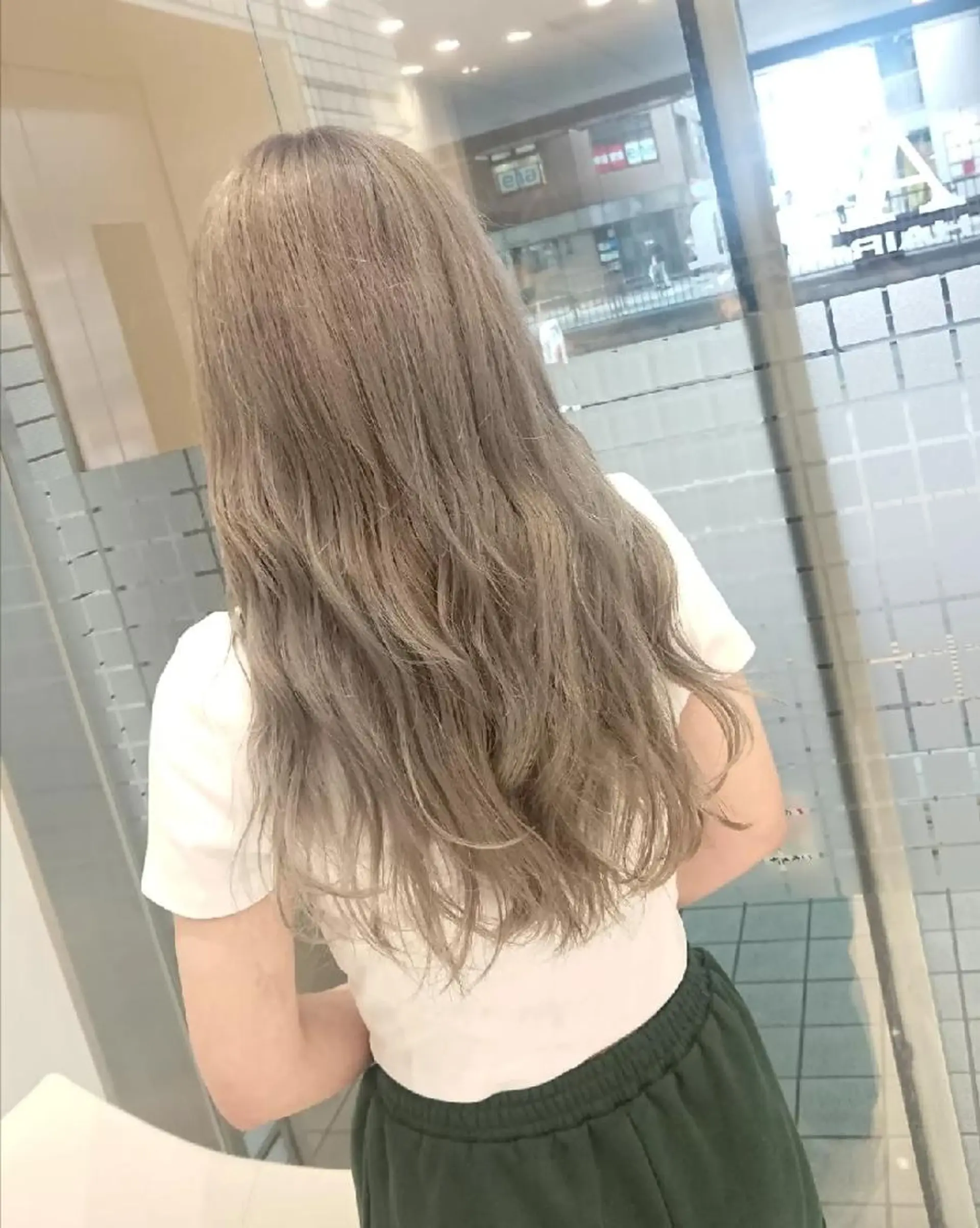 ロング カラー ブリーチ ケアブリーチ シルバー ホワイトシルバー あらげ 🌈推しカラー🌈ᵕのヘアスタイル