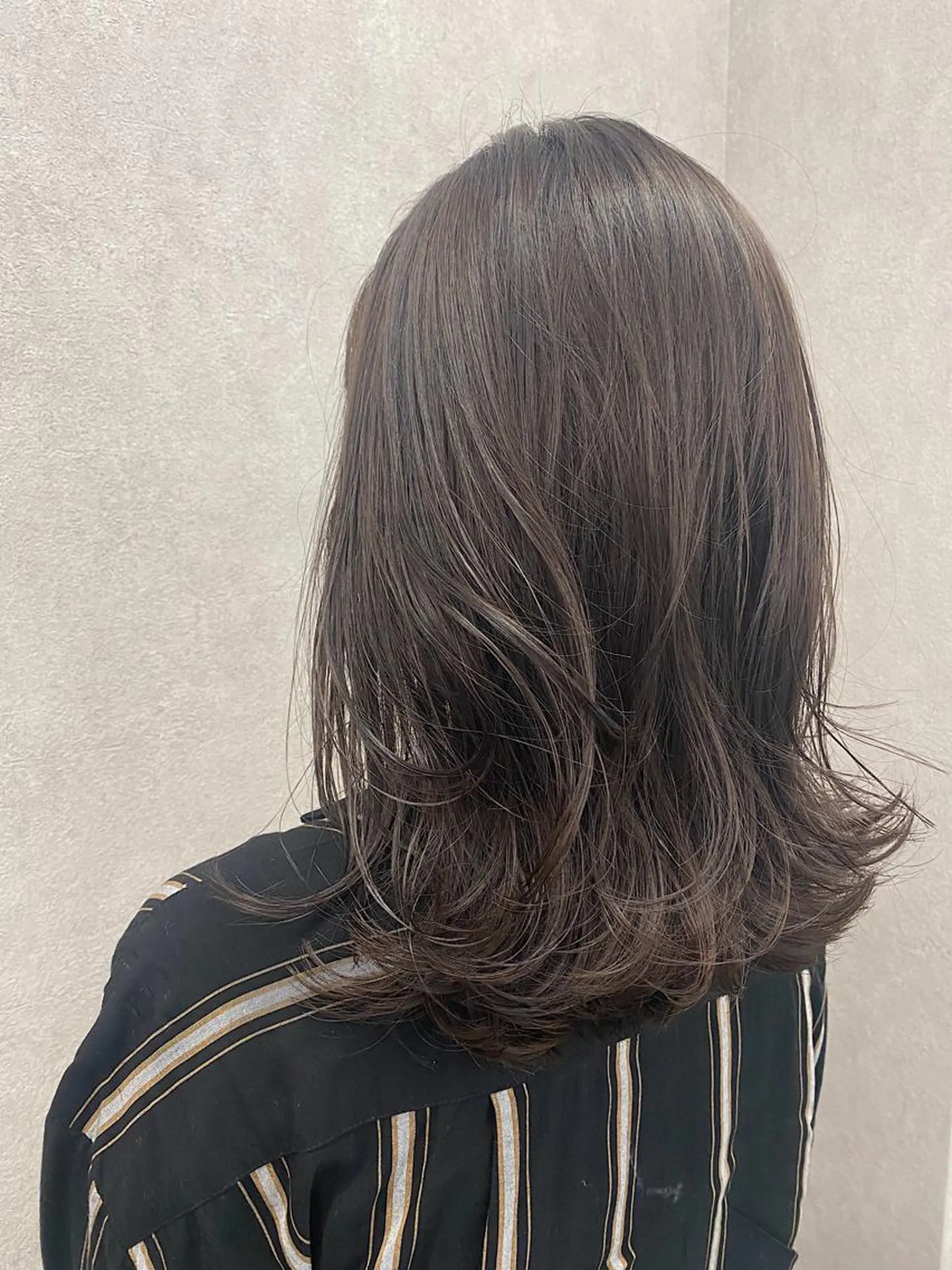 ミディアム カラー ヘアアレンジ ミディアムレイヤー アッシュ ベージュカラー ハイライトカラー イルミナカラー カット ヘアカラー トリートメント Kawaguchi Arisaのヘアスタイル