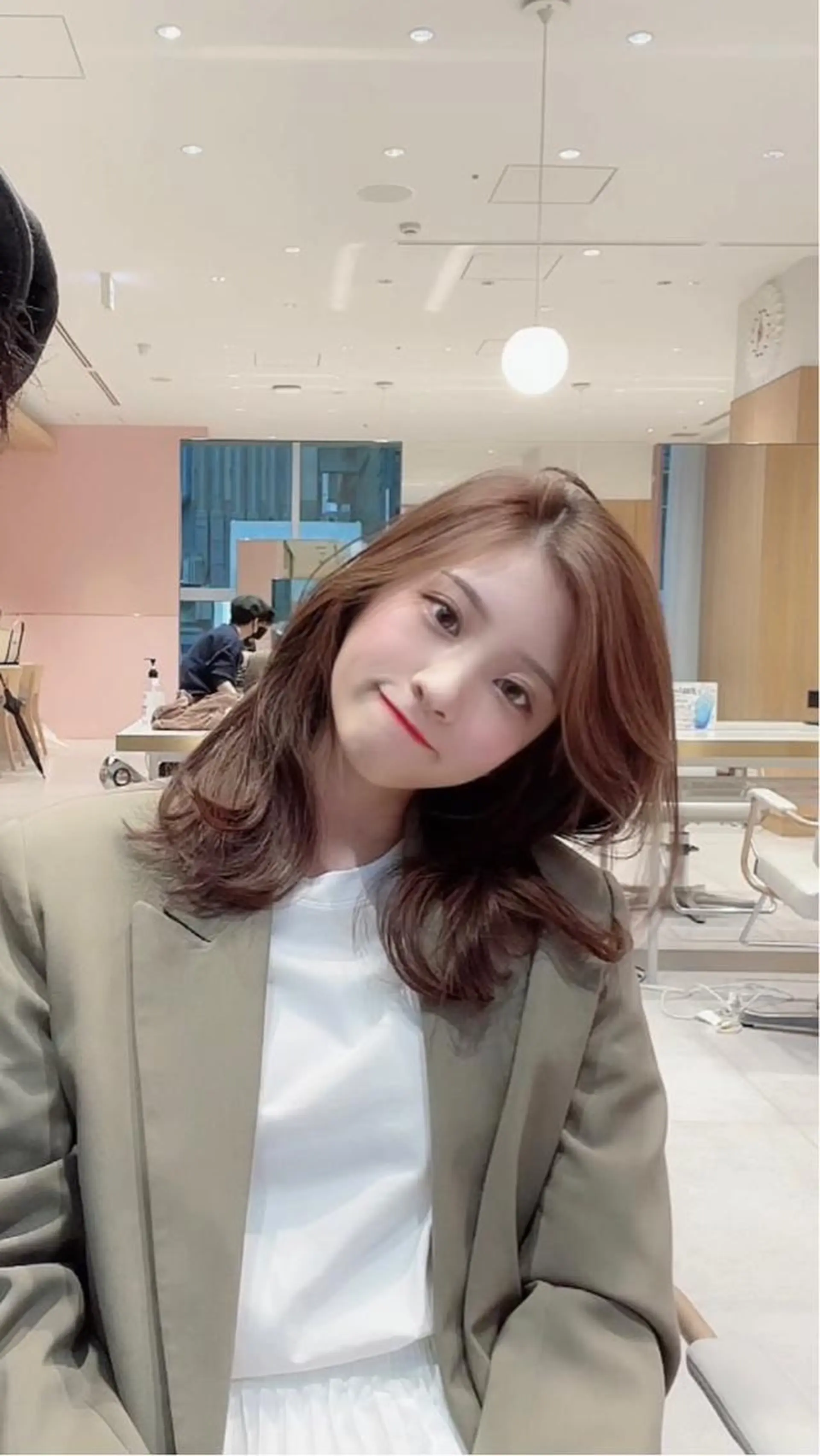 ミディアム くびれヘア 顔まわりレイヤー かきあげバング ヨシンモリ 韓国風ヘア カット ヘアカラー トリートメント ボブパーマ ウルフパーマのヘアスタイル