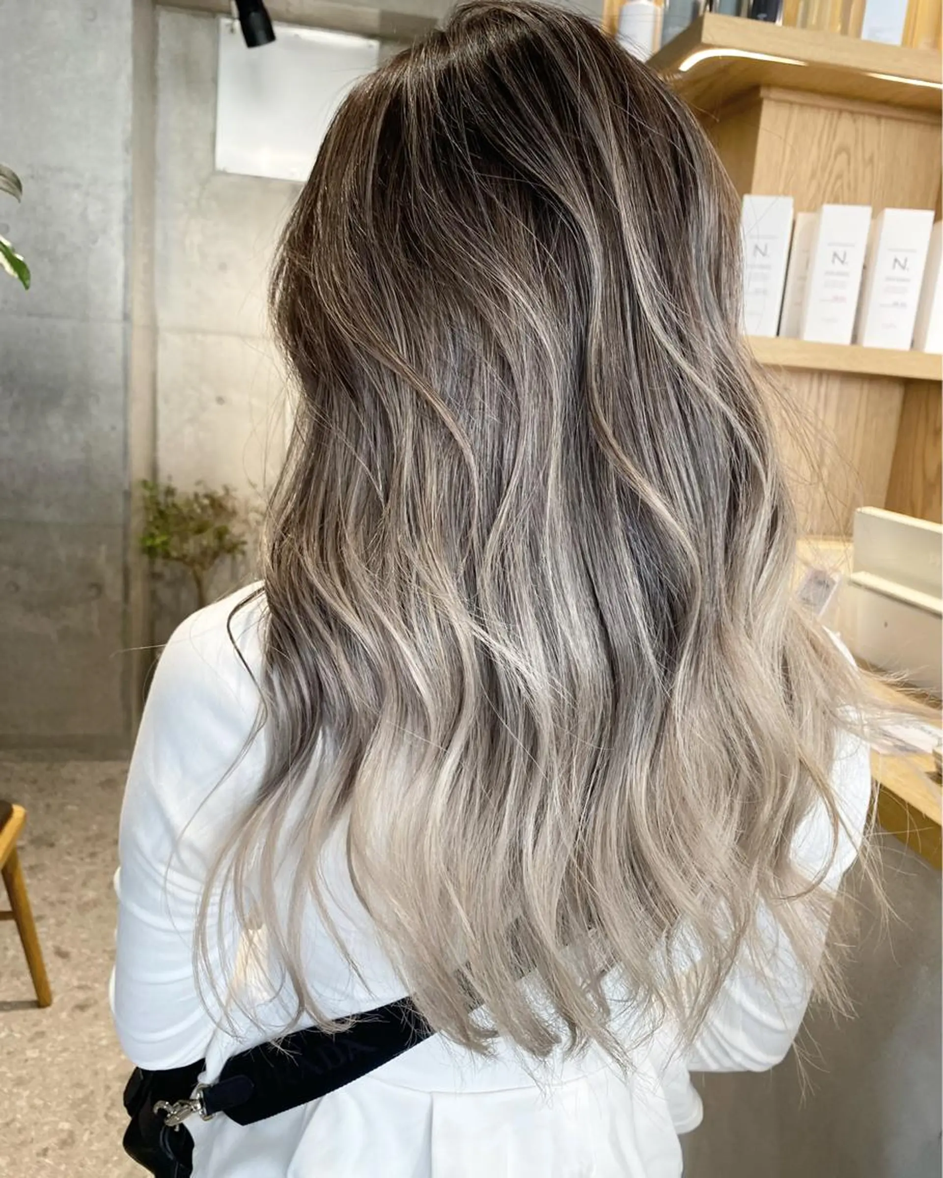 ロング カラー バレイヤージュ ベージュカラー ホワイトベージュ レイヤーカット ヘアカラー トリートメント デザインカラー 店長🌈annaのヘアスタイル