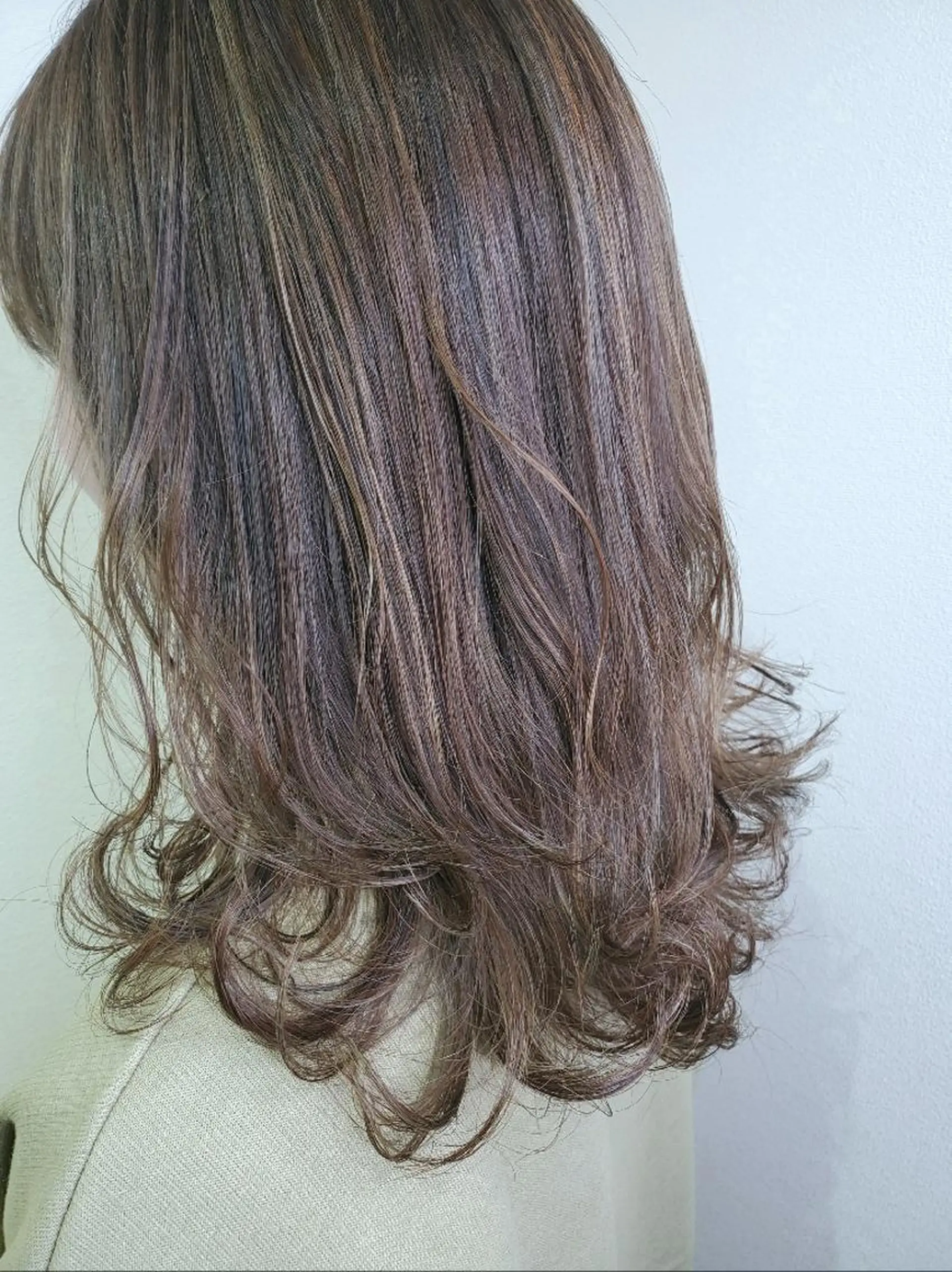 ミディアム カラー マネージャー 西村優子のヘアスタイル