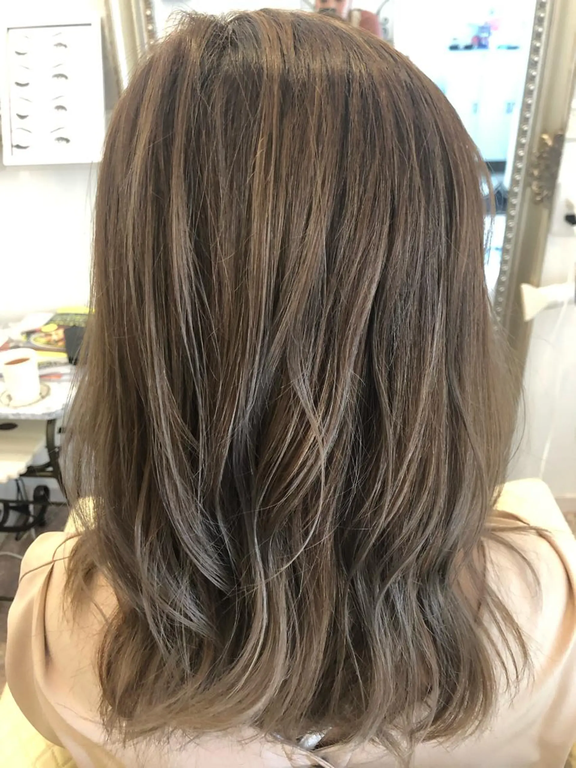 カラー グレージュ ハイライトカラー La.fleur ラ.フルールのヘアスタイル