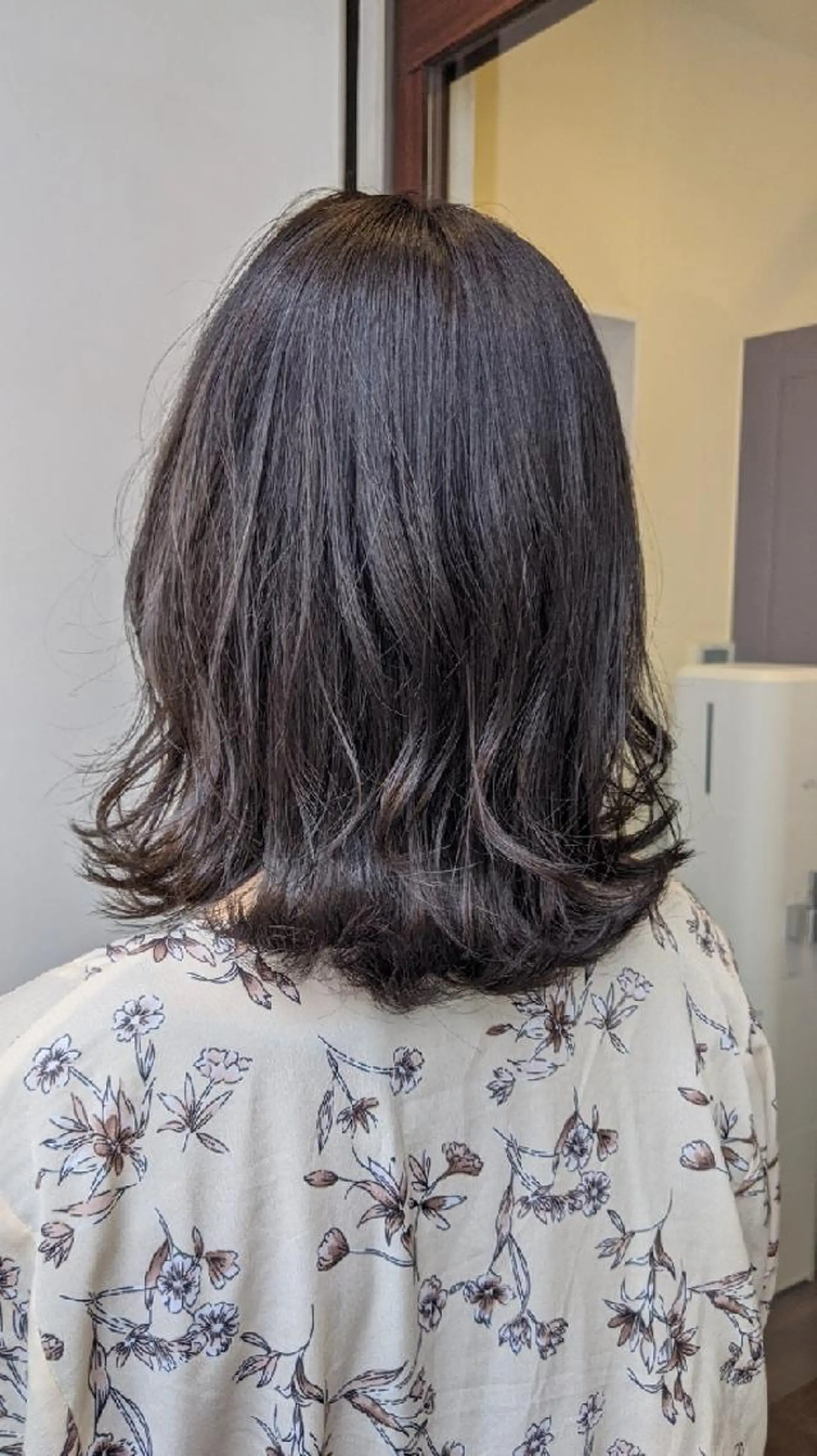 セミロング カラー 髪質改善アンブリーチ 店長みやけななのヘアスタイル