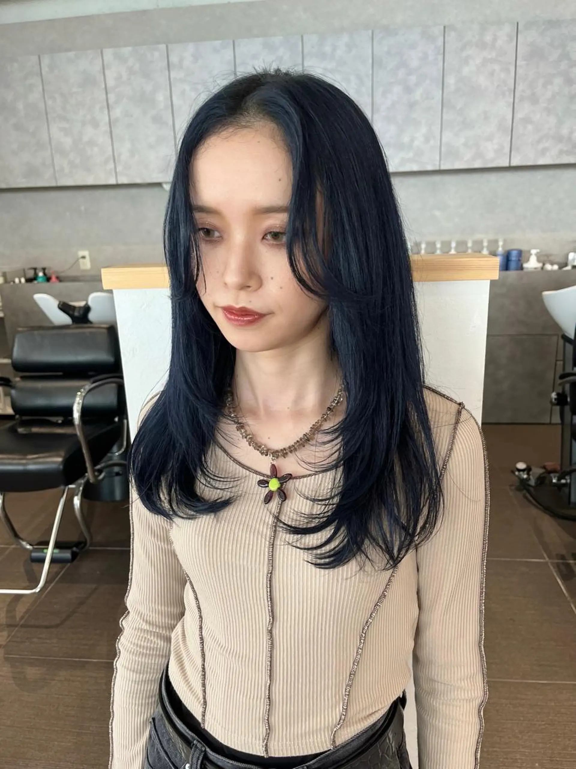 ミディアム カラー 黒髪 ブルーカラー ブルーブラック 透明感カラー ネイビーカラー カット ヘアカラー トリートメント 桃果 momokaのヘアスタイル