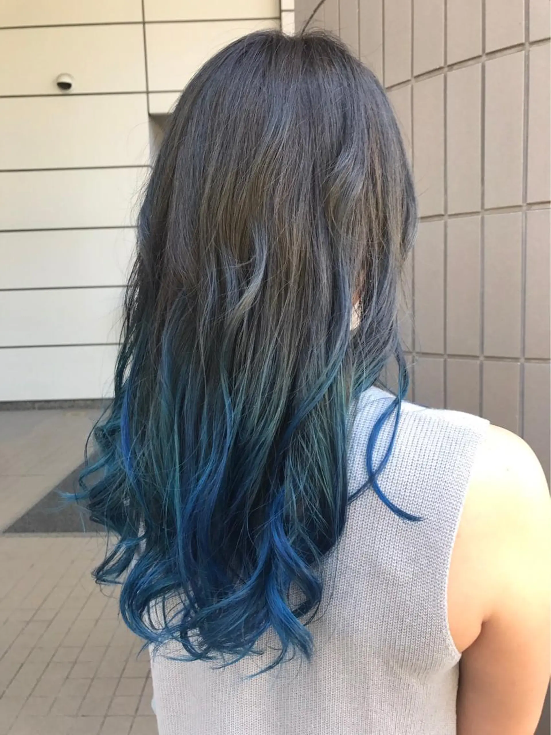セミロング カラー ブルーカラー グラデーションカラー カット ヘアカラー トリートメント SHAFT Ieiriのヘアスタイル
