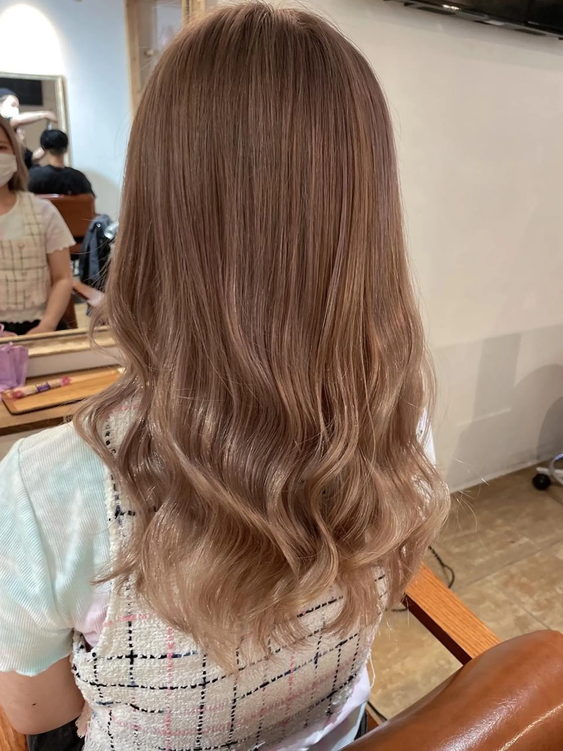 セミロング カラー ベージュカラー ブリーチ ミルクティーベージュ ヘアアレンジ にいた　かづしげのヘアスタイル