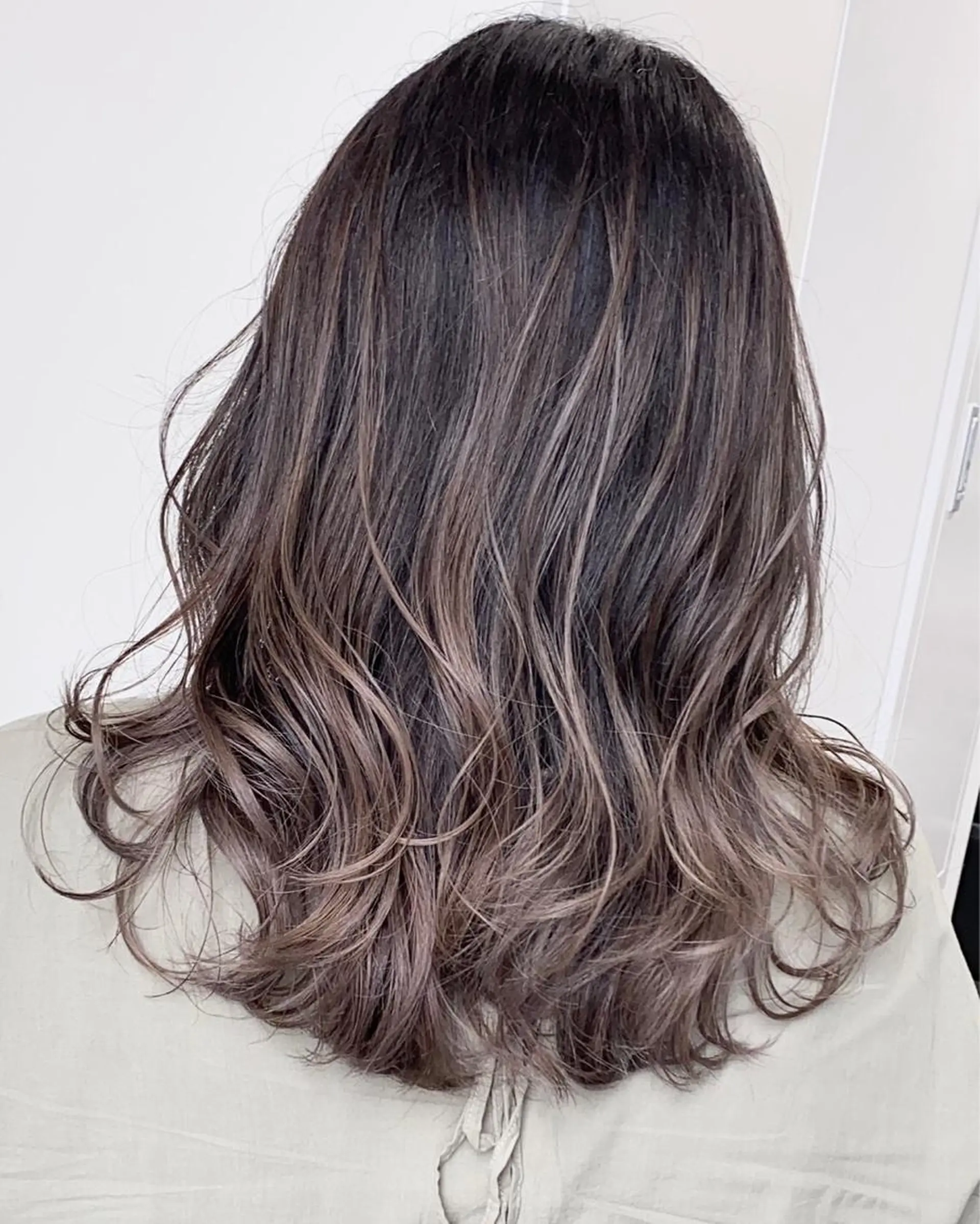 ミディアム アッシュ フレンチガーリー 髪質改善 オン眉 カット ヘアカラー トリートメント 公式 Ease by amble luxeのヘアスタイル