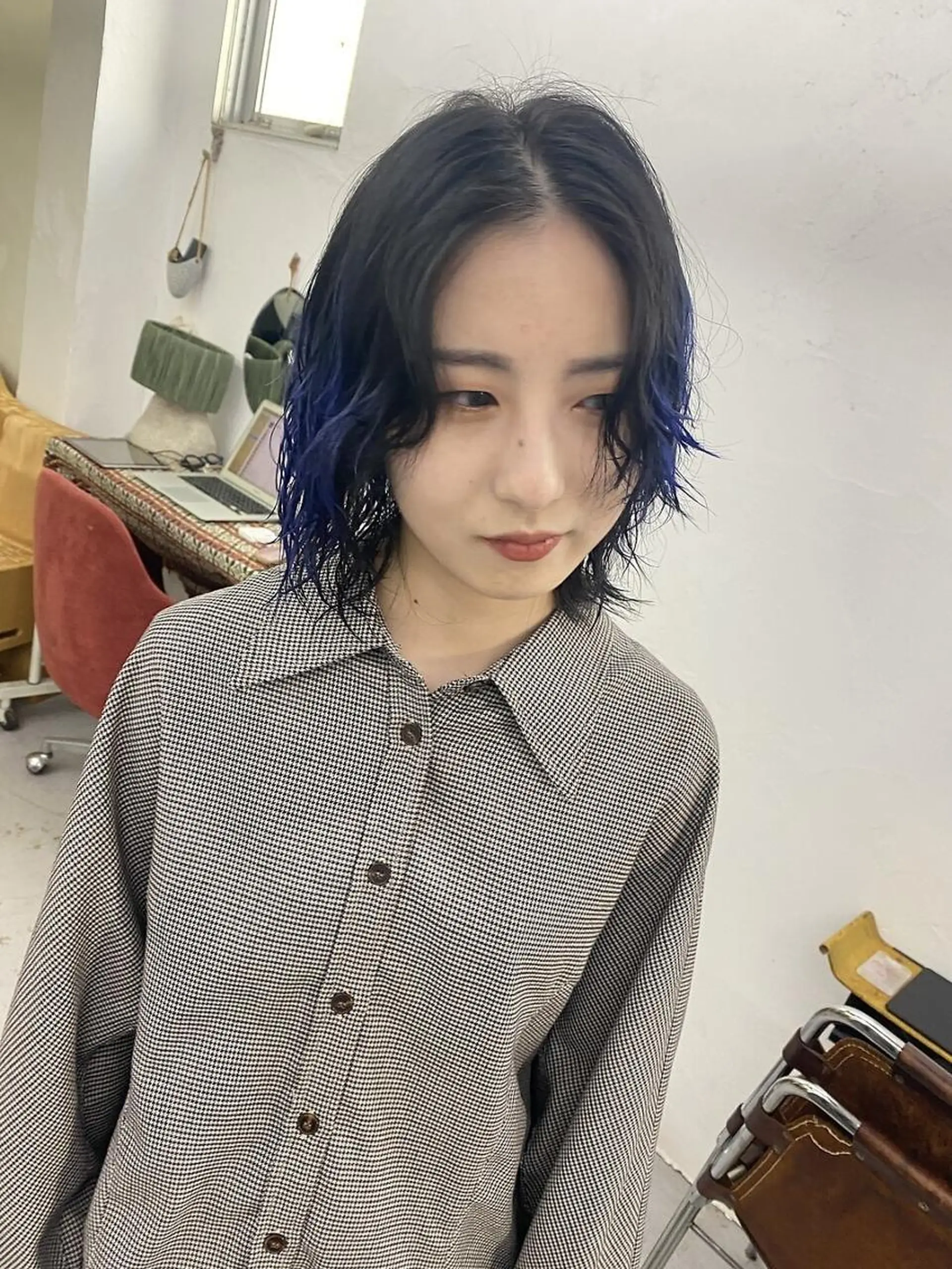 ミディアム レイヤーカット ヘアカラー トリートメント qiie ワンカラー 黒染め 白髪染めのヘアスタイル
