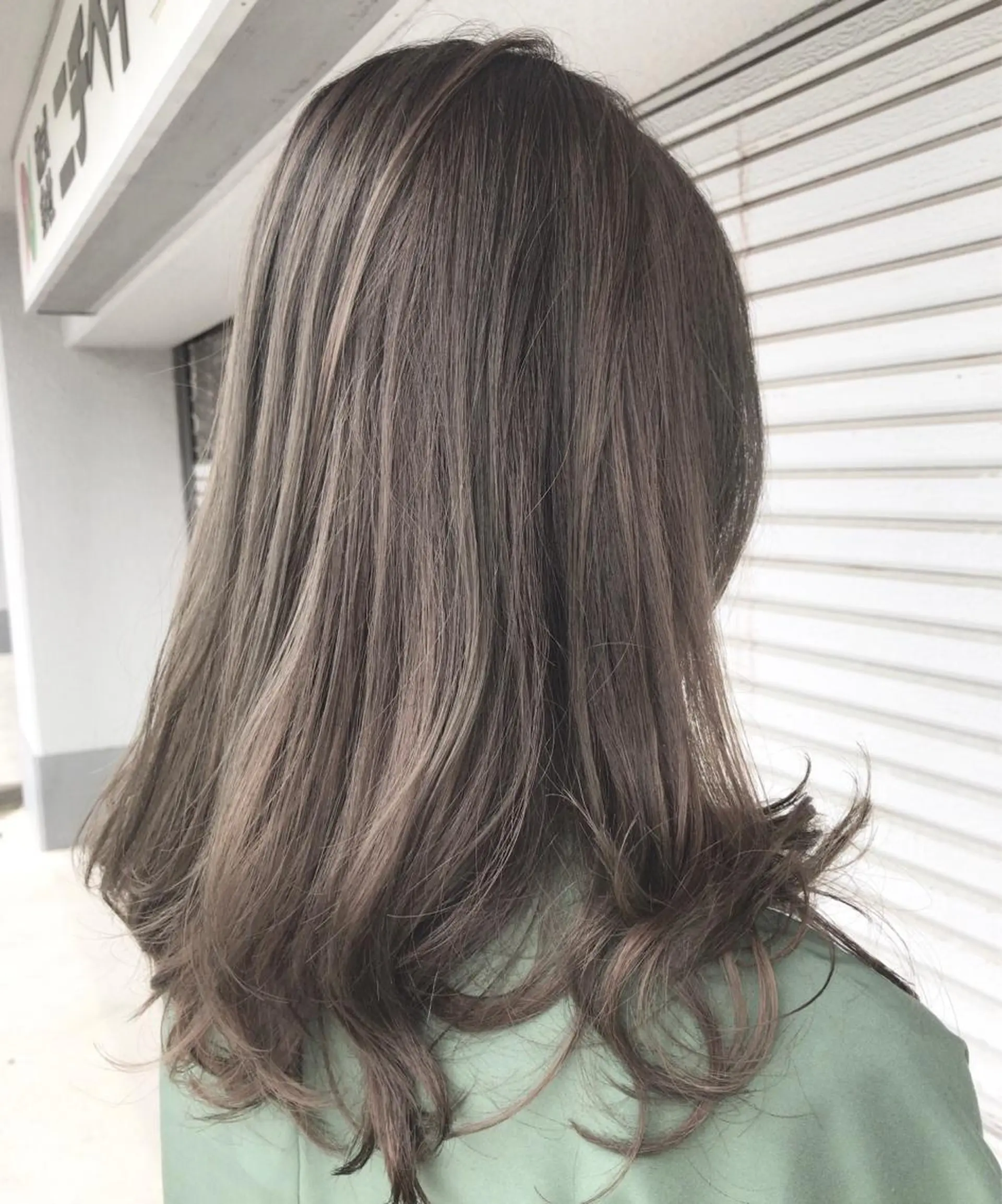 セミロング カラー デザインカラー レイヤーカット匠 イソザキノリユキのヘアスタイル