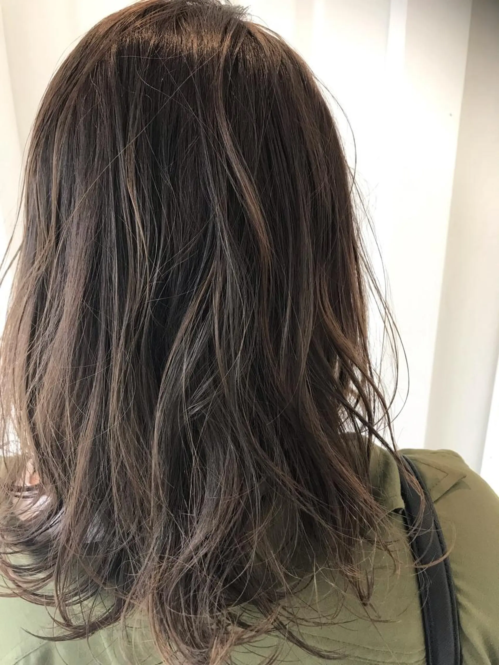 ミディアム カラー グレージュ ハイライトカラー カーキグレージュ ハイライト カット ヘアカラー パーマ トリートメント ヘッドスパ 久保亮太 /大人ショートのヘアスタイル