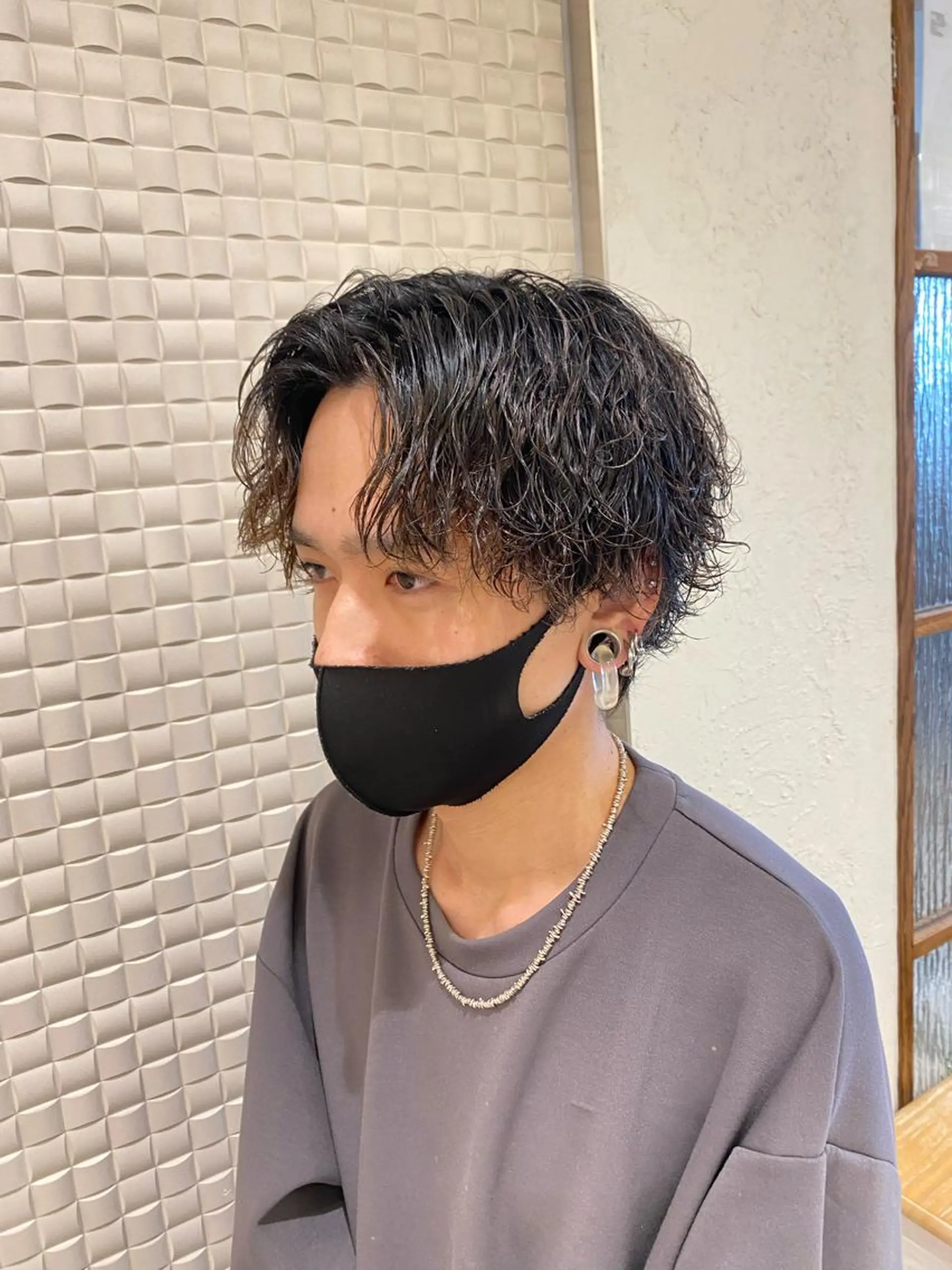 ミディアム カラー パーマ ヘアアレンジ メンズ キッズ ミディアムパーマ センターパート マッシュウルフ マッシュ メンズパーマ カット パーマ トリートメント ヘアセット 新宿スペインカール ヨモギダのヘアスタイル