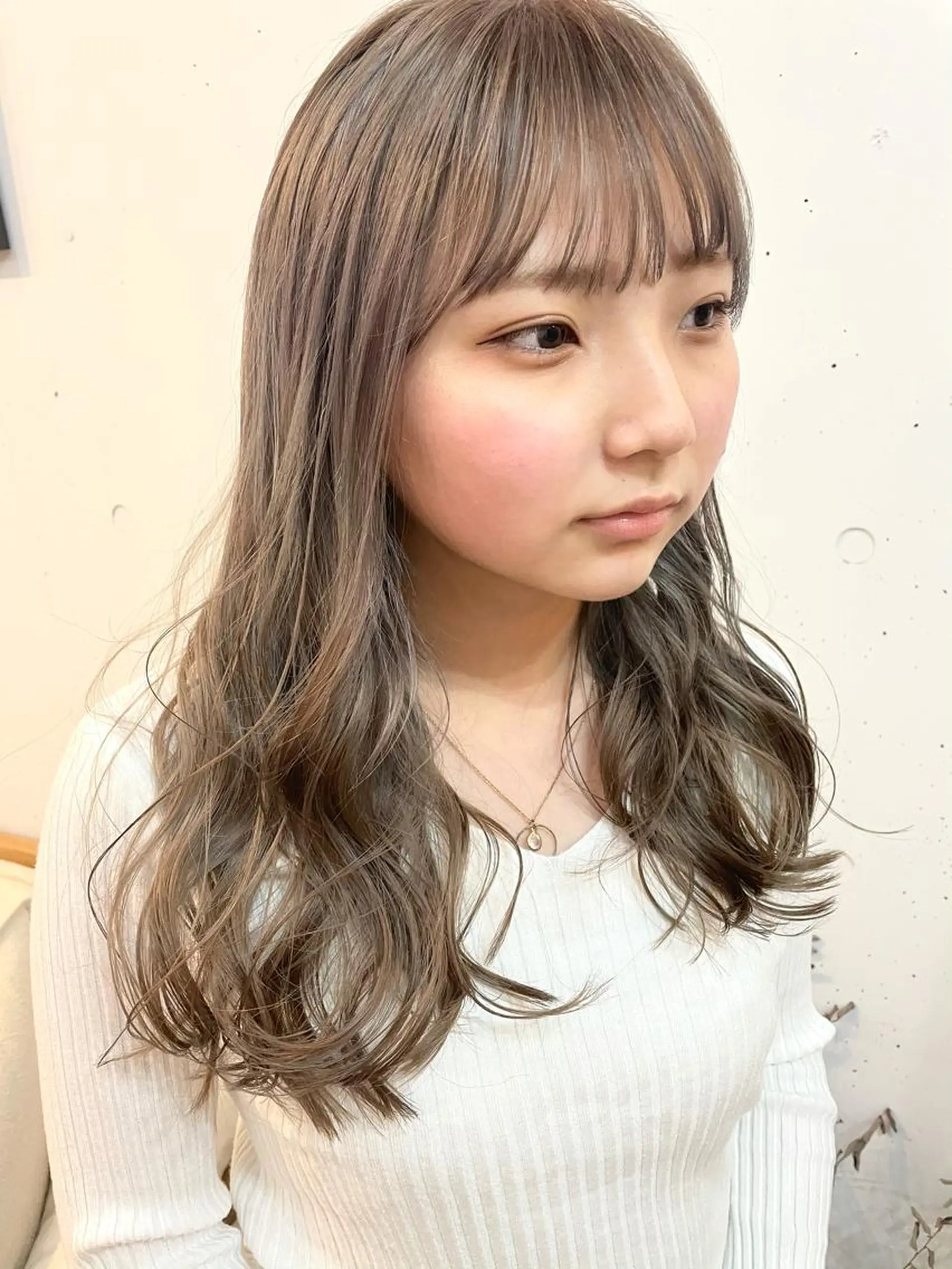 ロング カラー ベージュカラー ミルクティーベージュ ヘアカラー トリートメント chama レイヤーカットのヘアスタイル