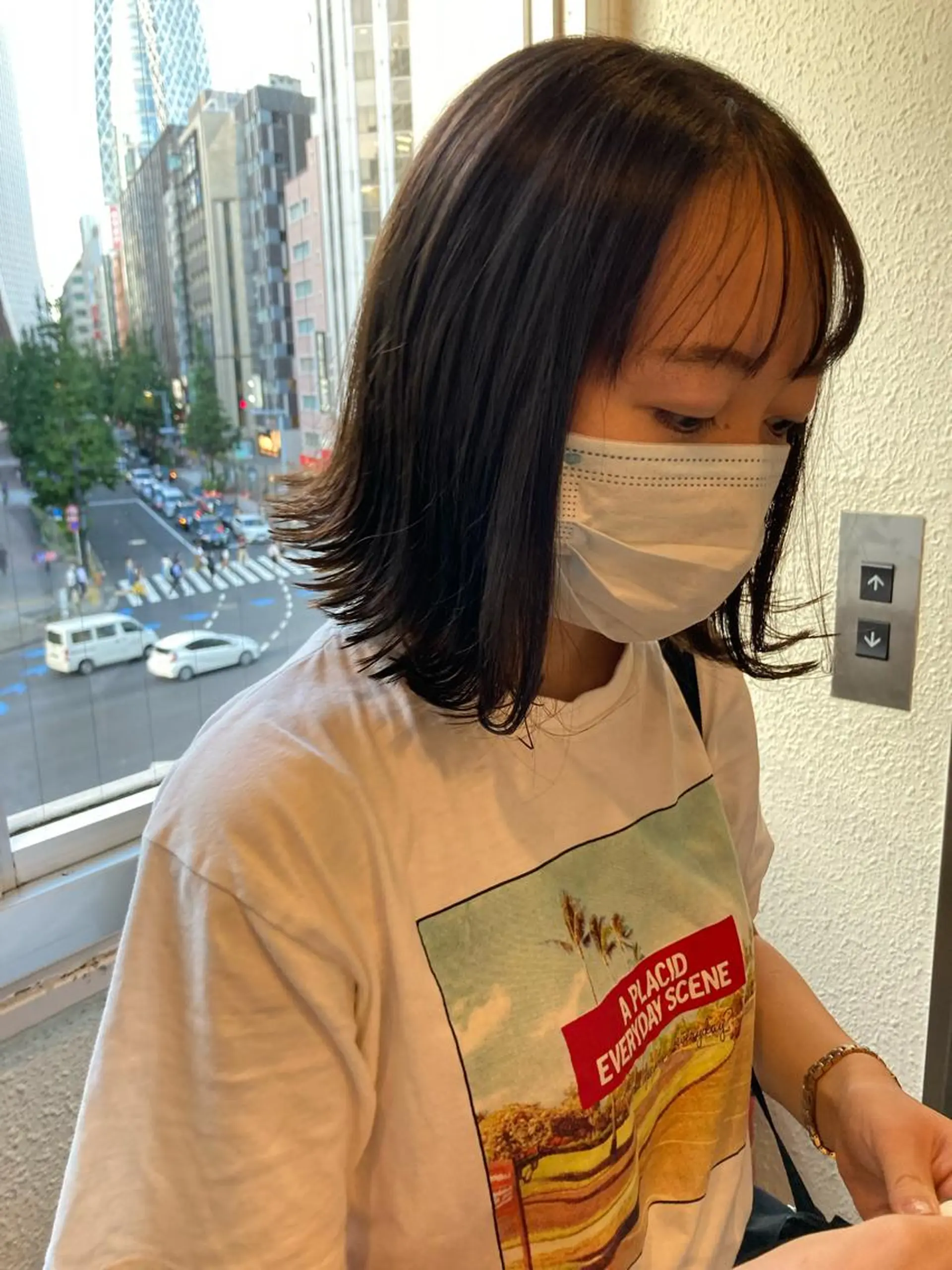 ミディアム カラー ベージュカラー オリーブベージュ ボブ 外ハネヘア 新宿／透明感カラー／ 阿久津凜のヘアスタイル