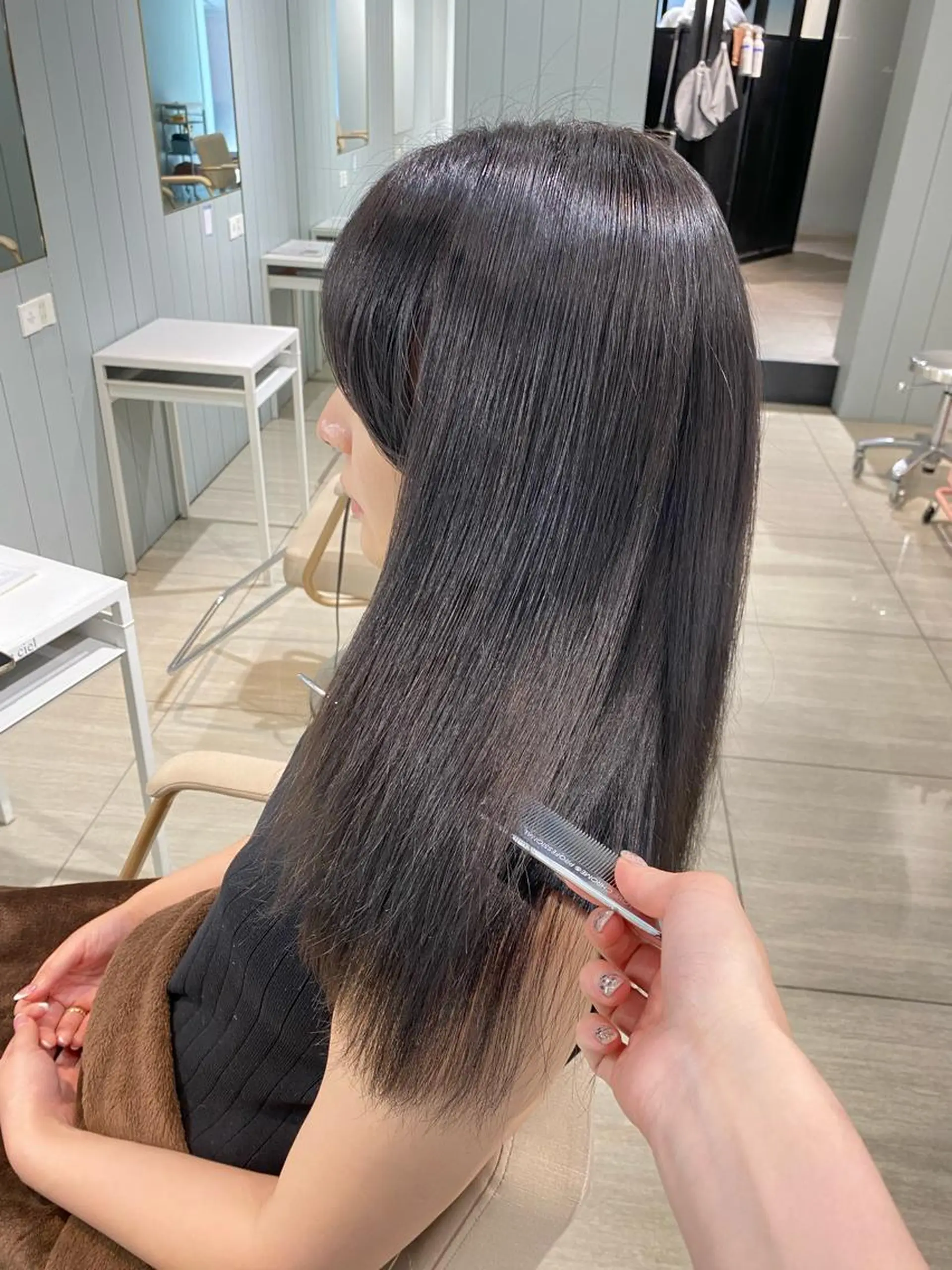 セミロング カラー アッシュ ベージュカラー 黒髪 ブリーチ ブルーカラー カット ヘアカラー トリートメント 韓国風レイヤーカット 💎髪質改善"yuiのヘアスタイル