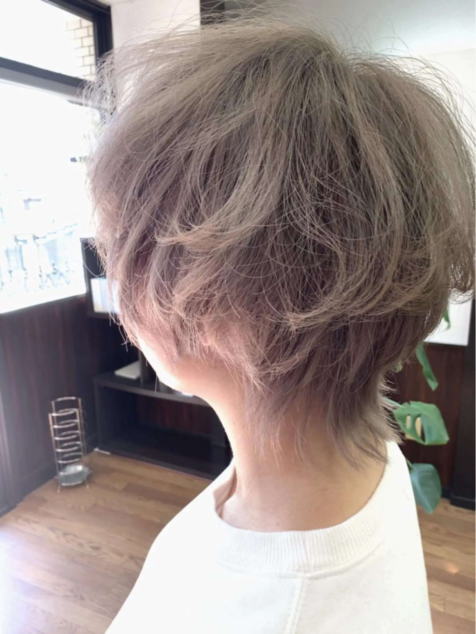 ショート カラー ベージュカラー ホワイトベージュ ショートヘア ウルフカット ヘアカラー トリートメント キラ ゲンキのヘアスタイル