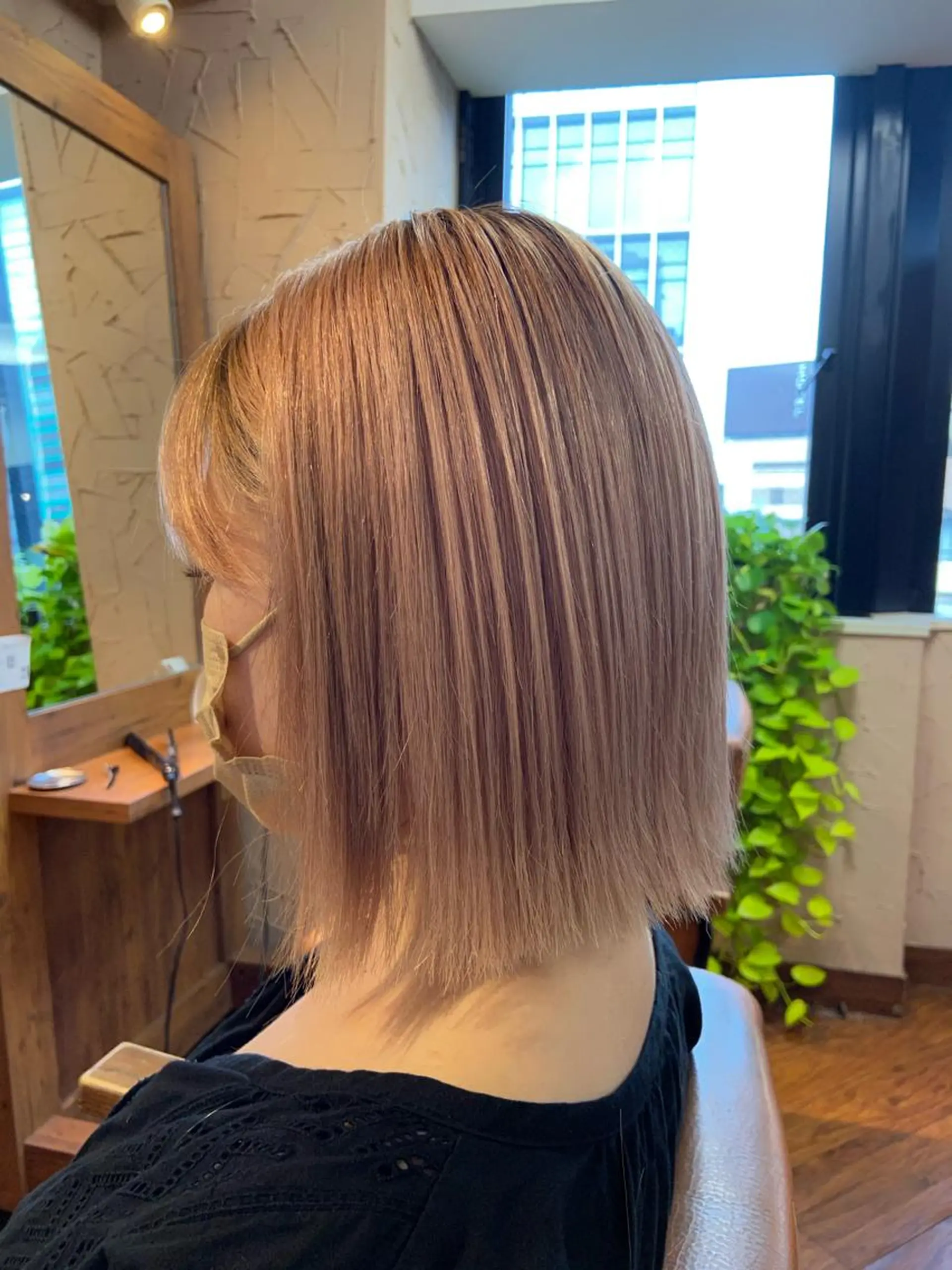 ミディアム カラー 切りっぱなしボブ ベージュカラー ブリーチ ピンクカラー ピンクベージュ カット ヘアカラー トリートメント 鈴木慎一レイヤー ／ウルフ／ショートのヘアスタイル