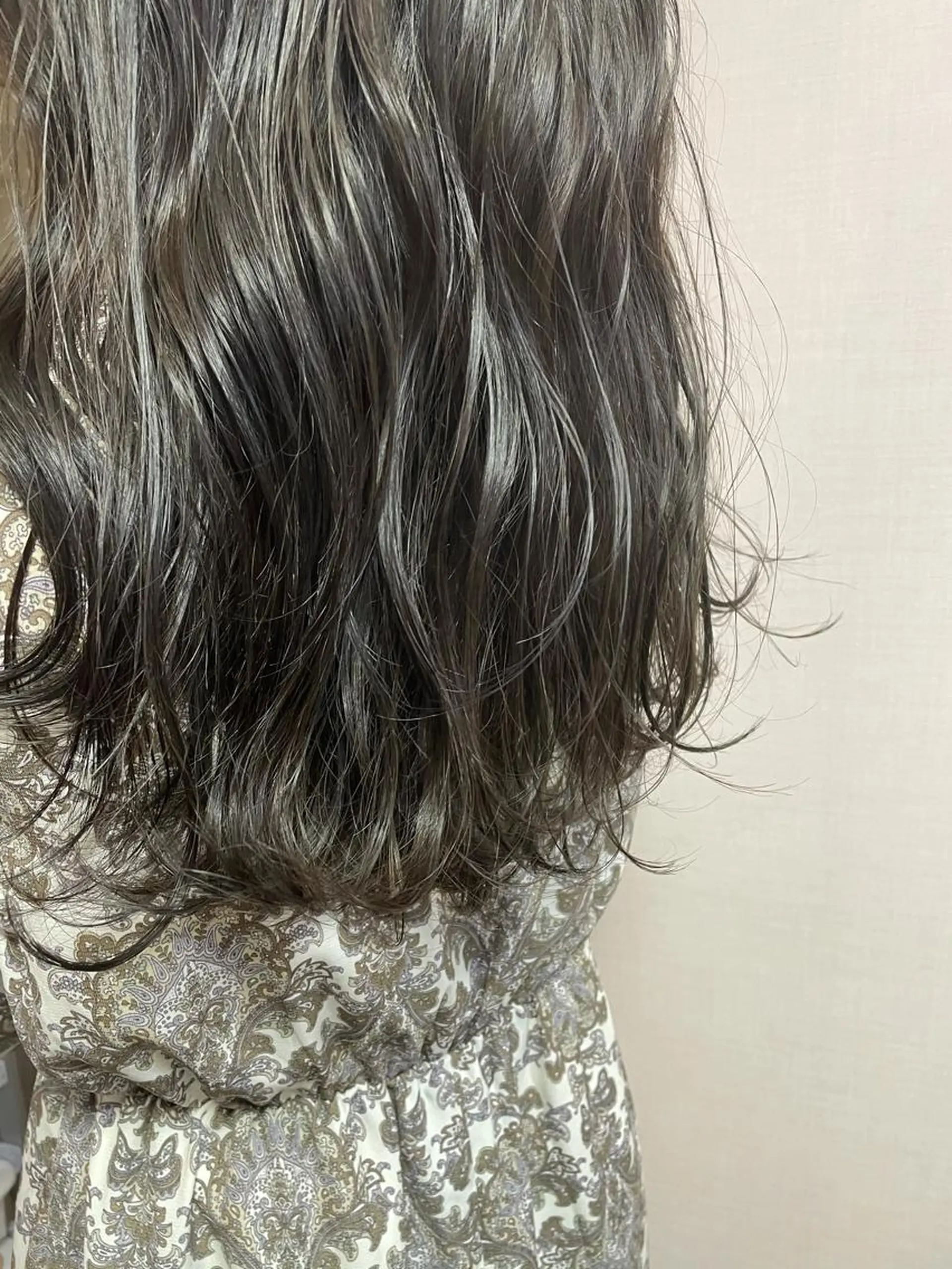 セミロング カラー アッシュ ラベンダーカラー ラベンダーアッシュ ニシウエ ヒロキのヘアスタイル