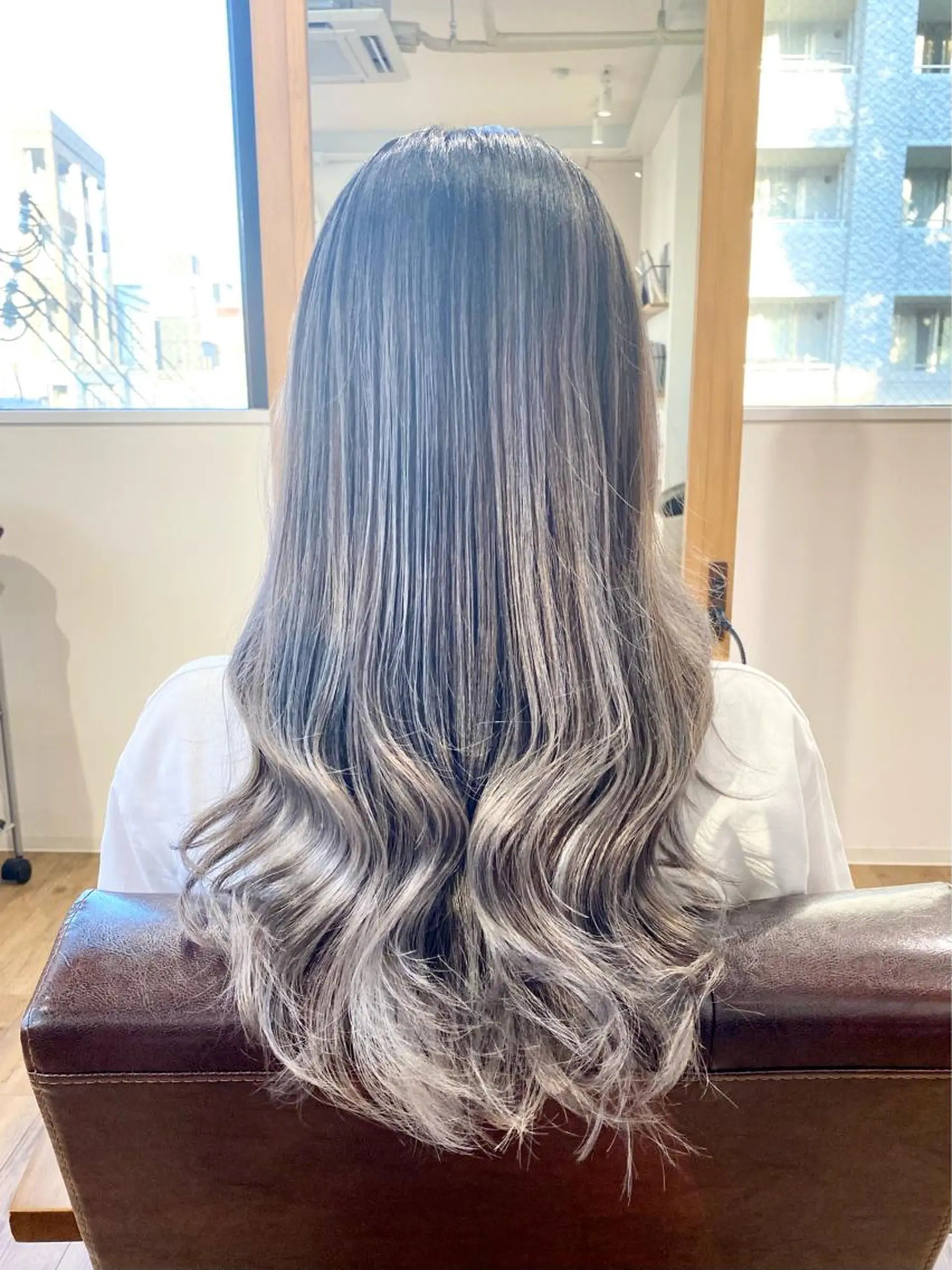 セミロング カラー バレイヤージュ ブリーチ グラデーションカラー ハイライトカラー シルバー ヘアカラー KIZU 髪質改善 オカルト怪談のヘアスタイル