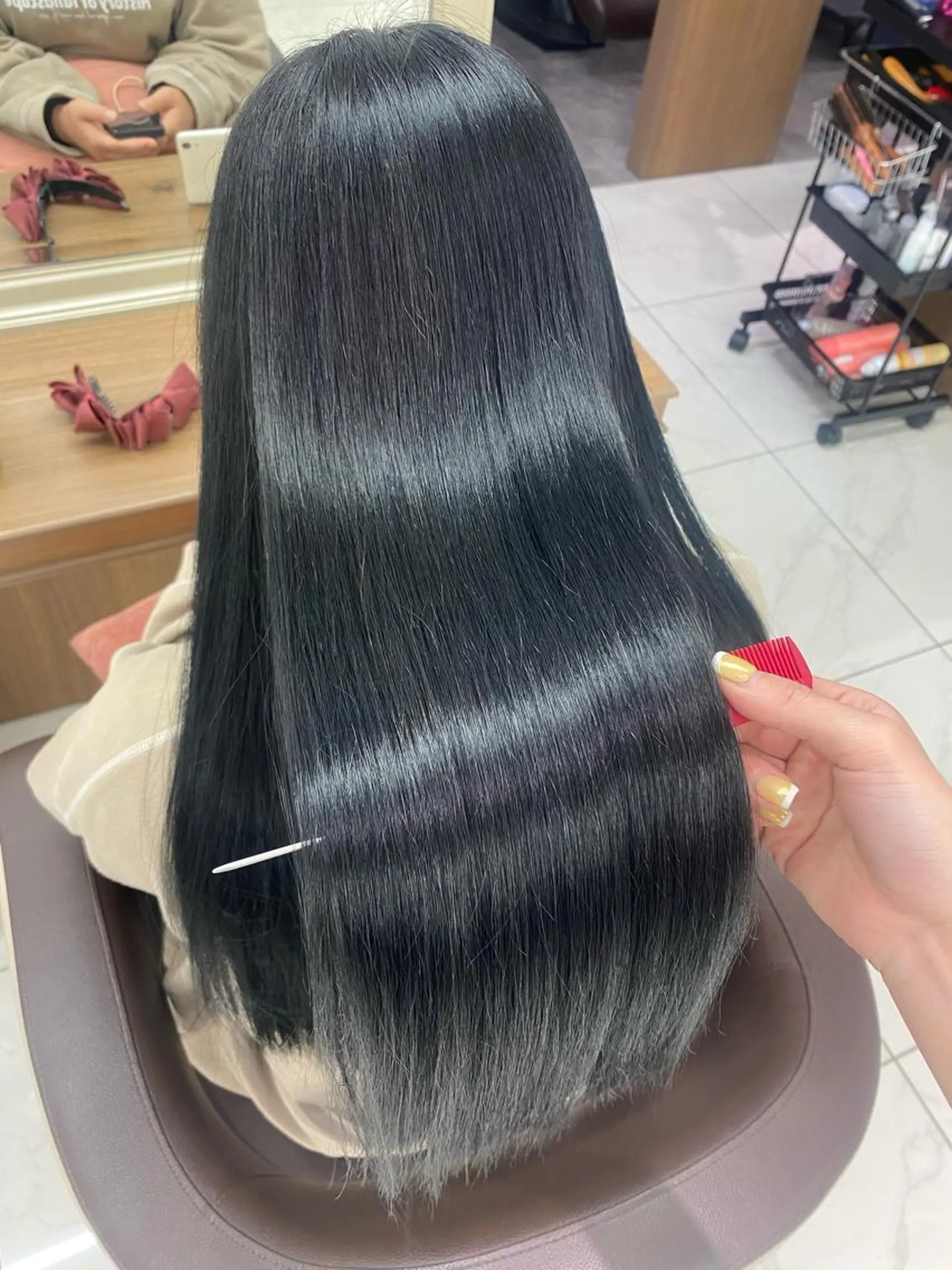 ロング カラー 黒髪 ブルーカラー ブルーブラック 長妻莉央/縮毛矯正 髪質改善カラーのヘアスタイル