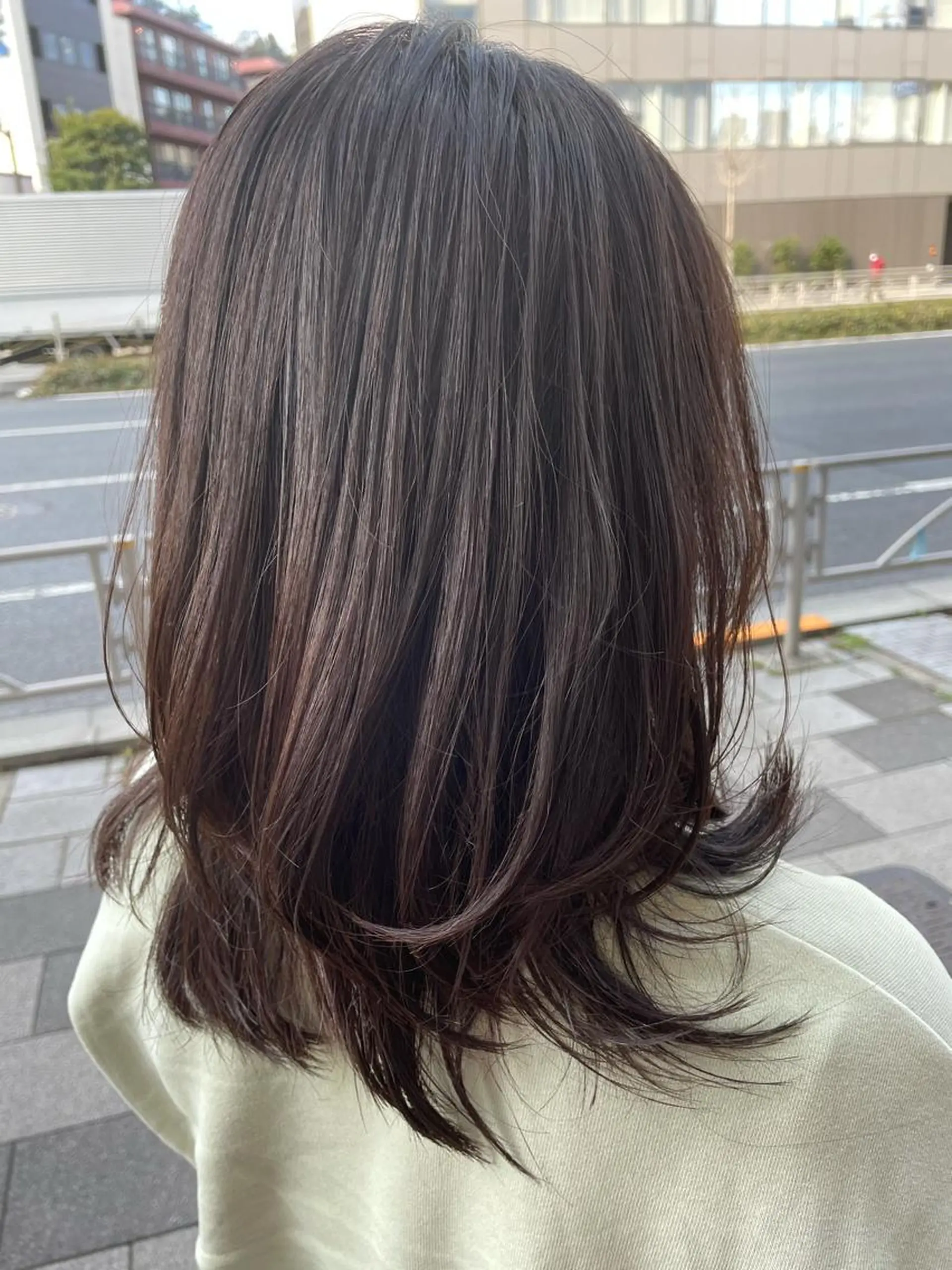 ミディアム アートディレクター 尾内 友美のヘアスタイル