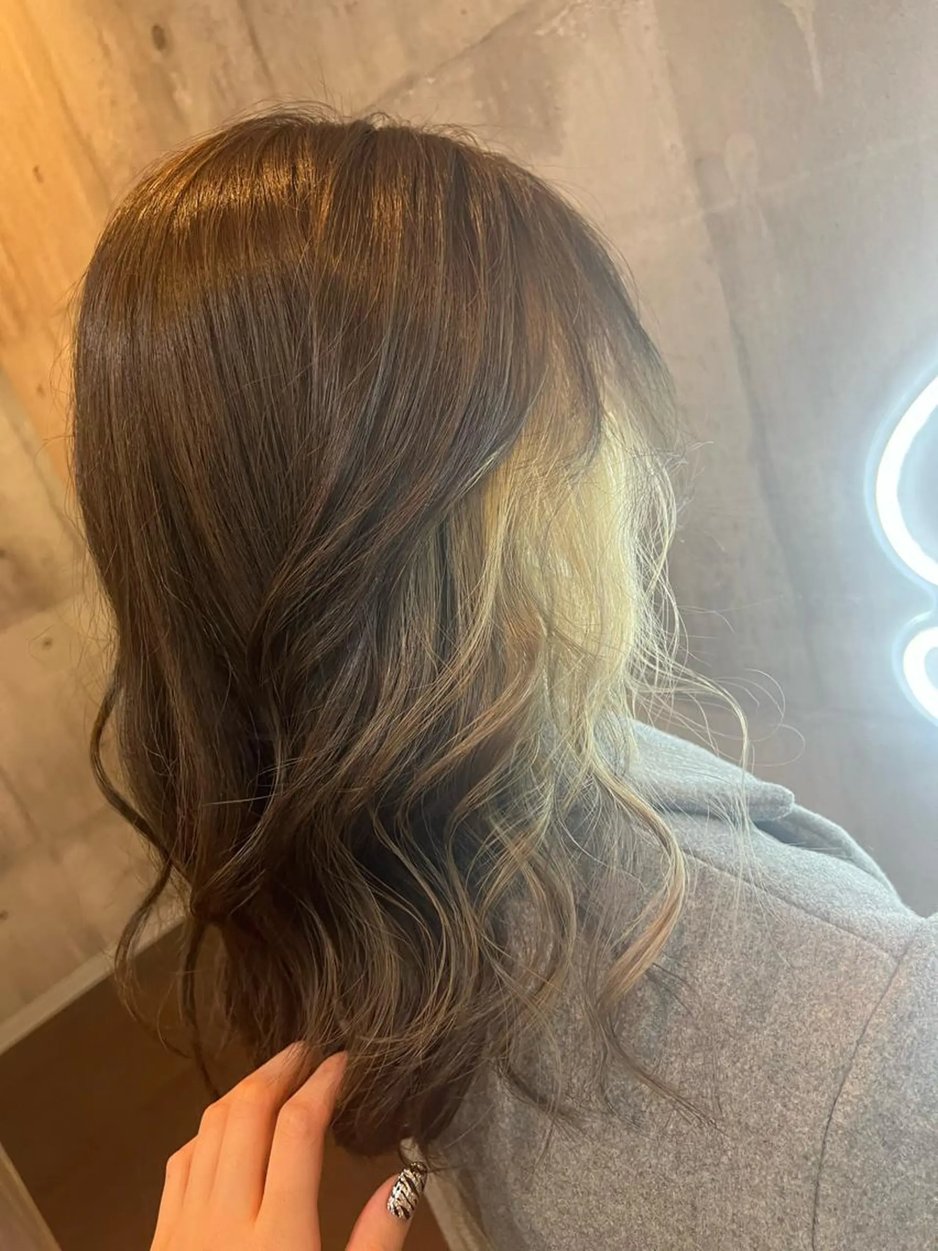 ミディアム カラー シールエクステ ミディアムパーマ バレイヤージュ ダブルカラー グラデーションカラー ヘアカラー ミルクティーハイトー ン💖副店長mikaのヘアスタイル