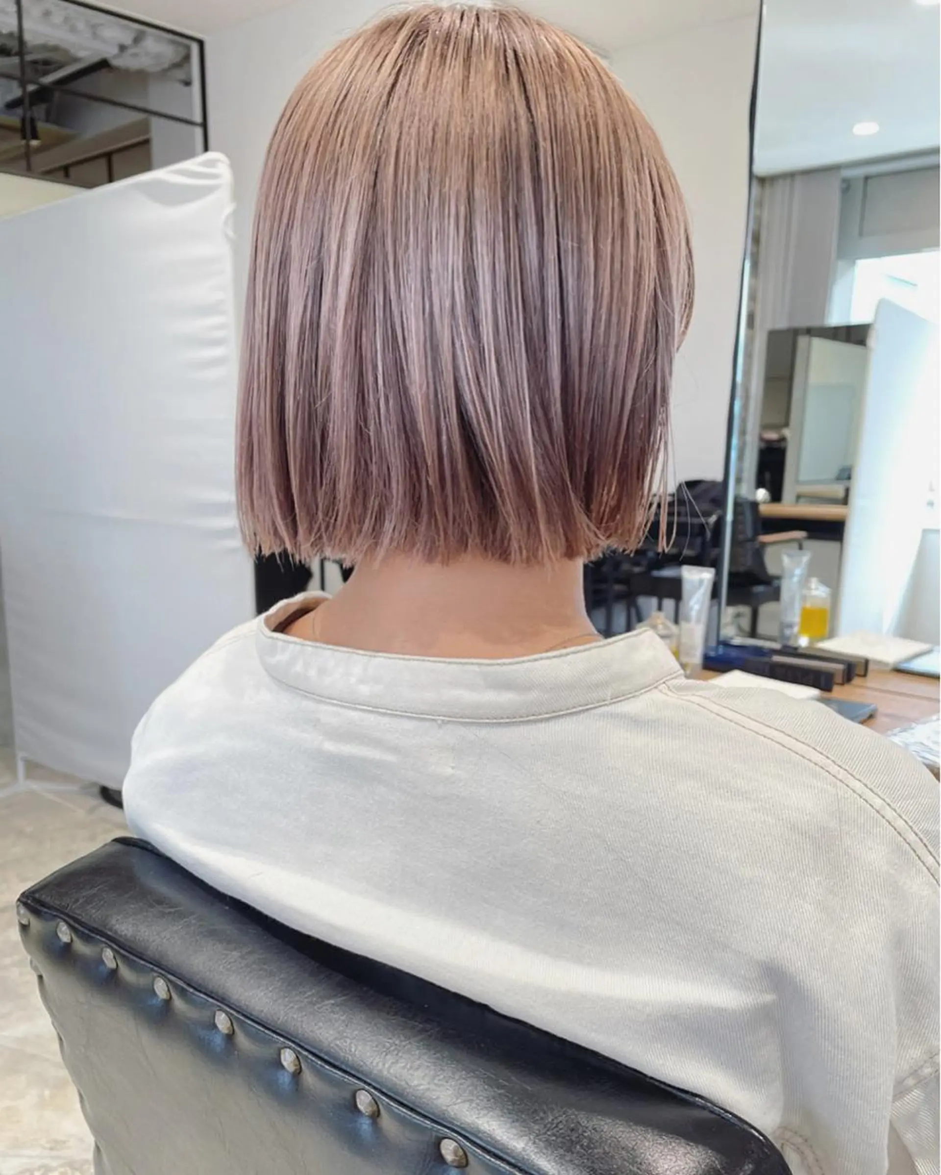 ショート カラー ベージュカラー ブリーチ ケアブリーチ ホワイトベージュ カット ヘアカラー トリートメント Loom.所属・村上雅人 ナチュラルモードのヘアスタイル