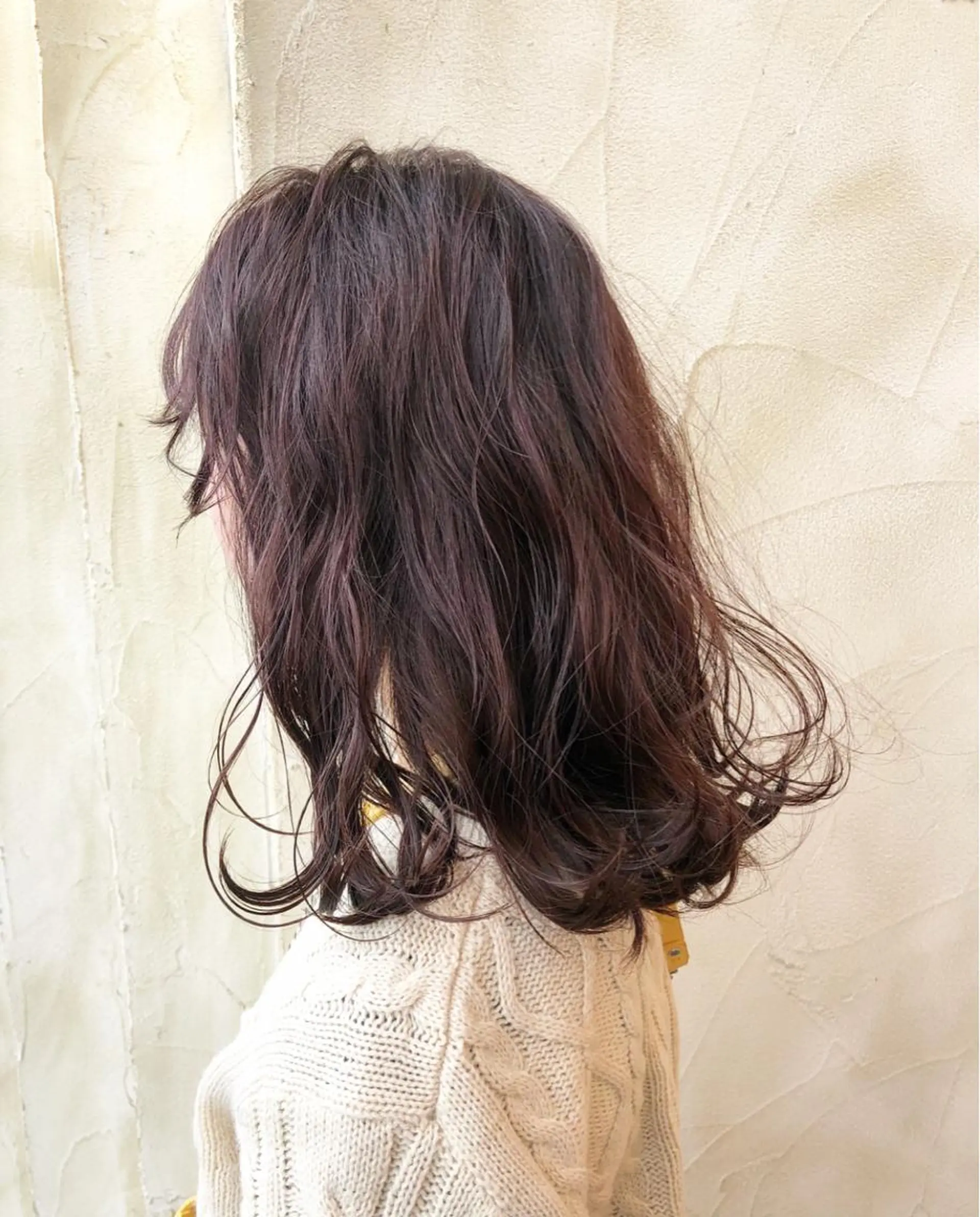 ミディアム カラー ベージュカラー ブリーチ ラベンダーカラー ラベンダーベージュ ブリーチなしカラー カット ヘアカラー 岩田 萌那のヘアスタイル